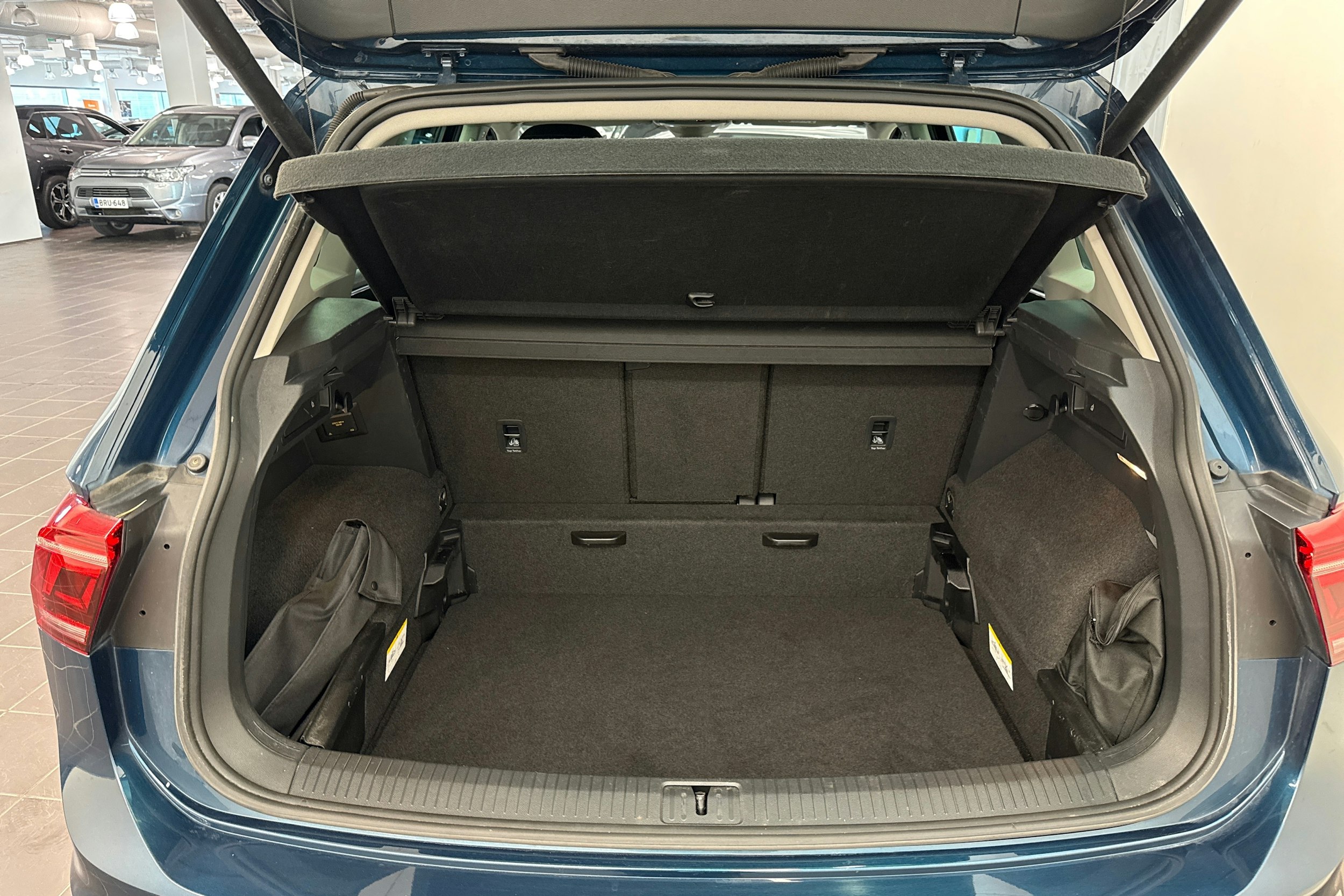 sininen Volkswagen Tiguan 2021 kuva 41.