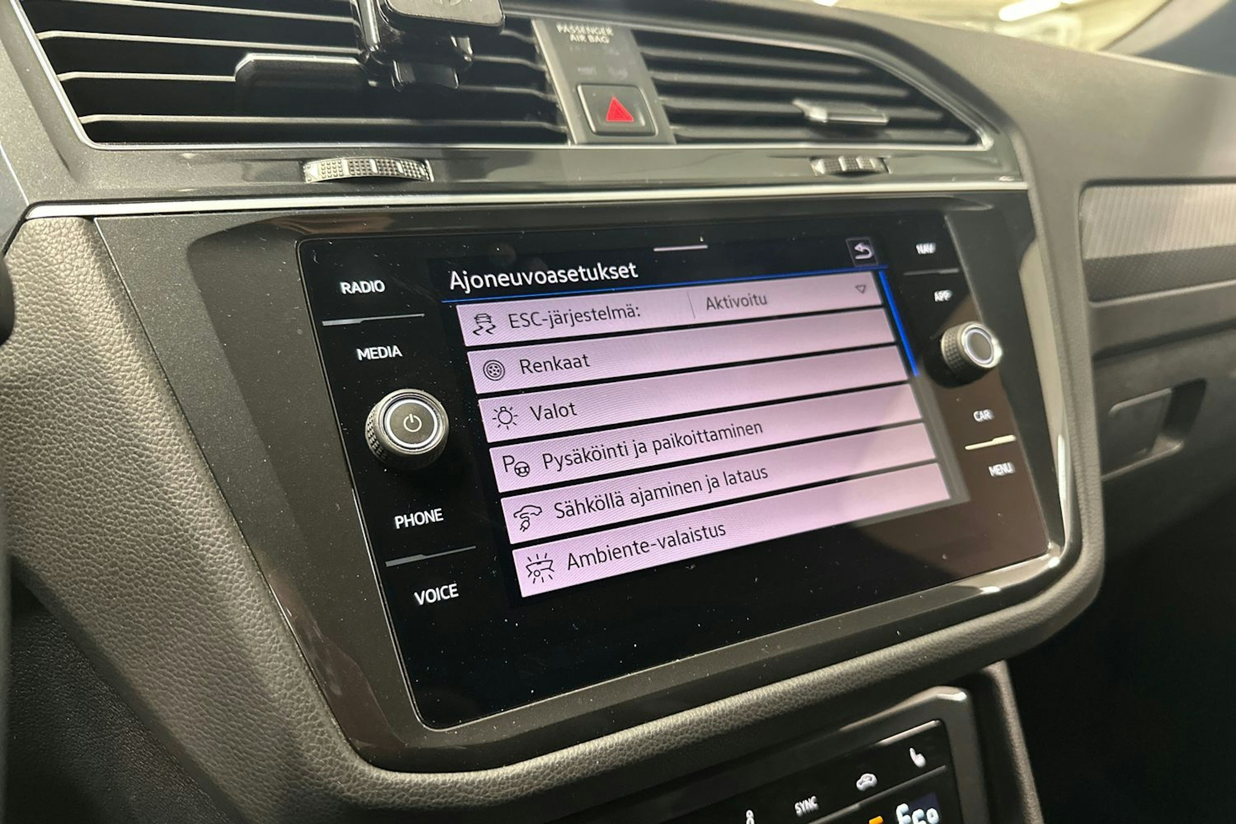 harmaa Volkswagen Tiguan 2021 kuva 28.