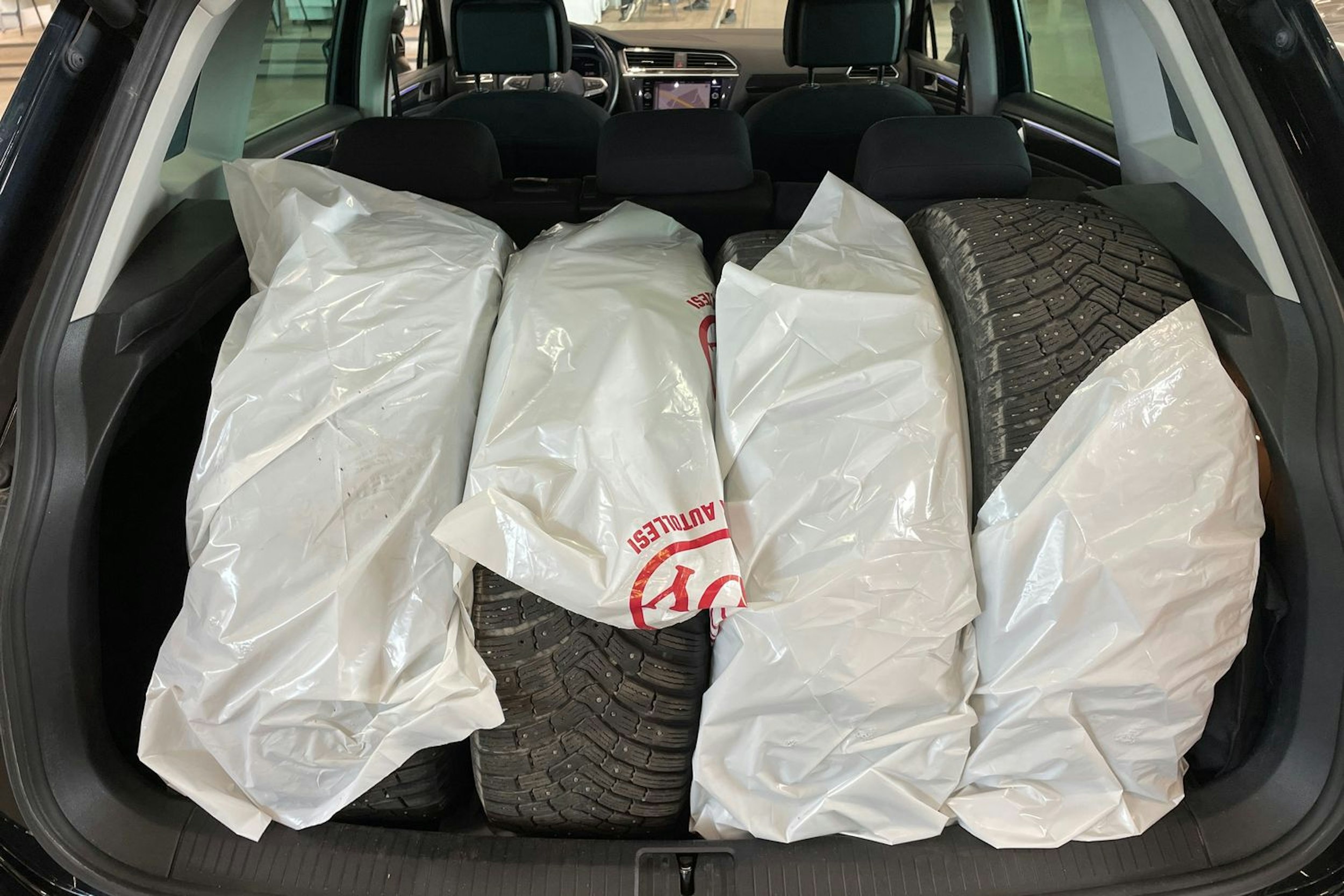 musta Volkswagen Tiguan 2021 kuva 28.