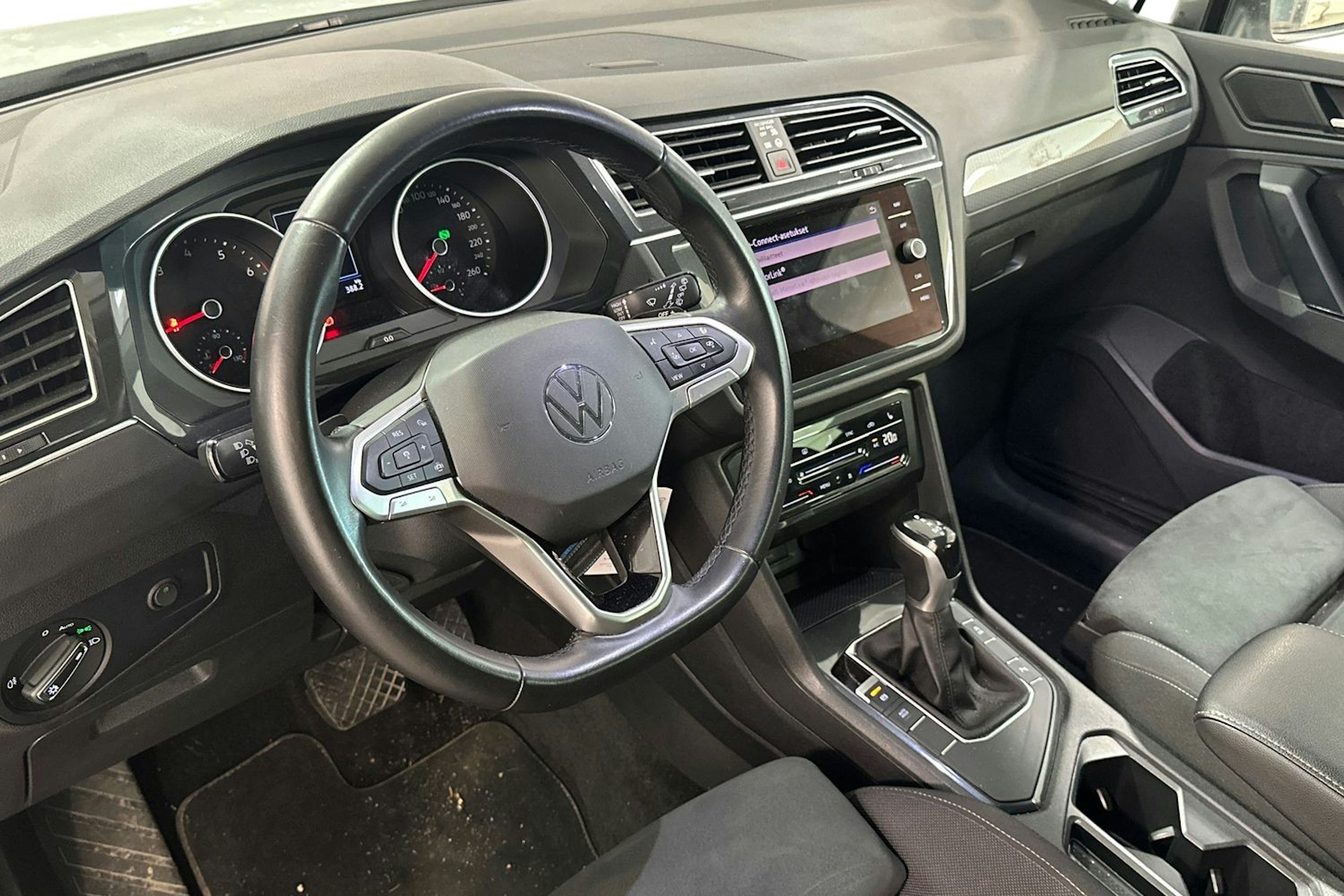 Valkoinen Volkswagen Tiguan 2021 kuva 3.