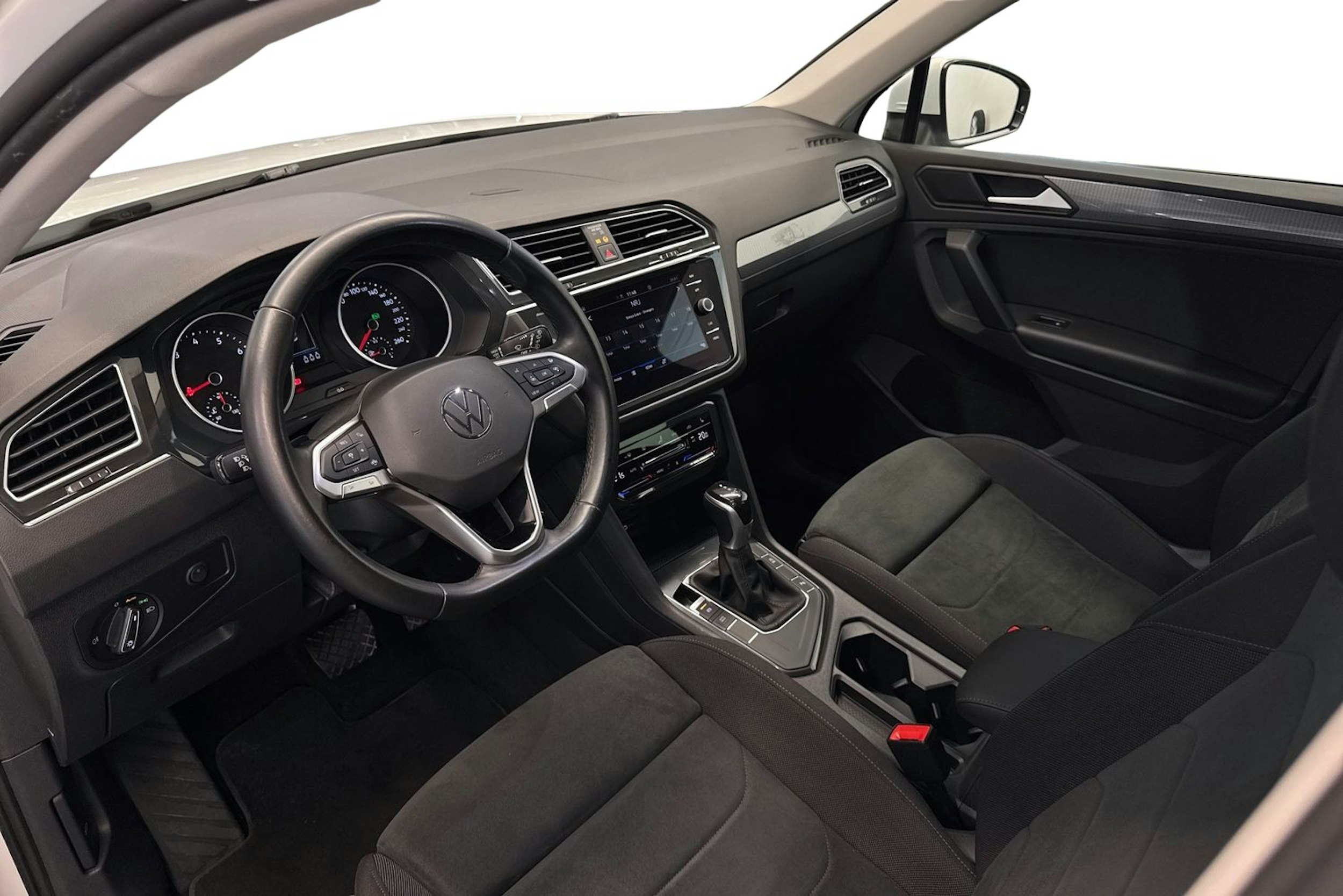 Valkoinen Volkswagen Tiguan 2021 kuva 7.