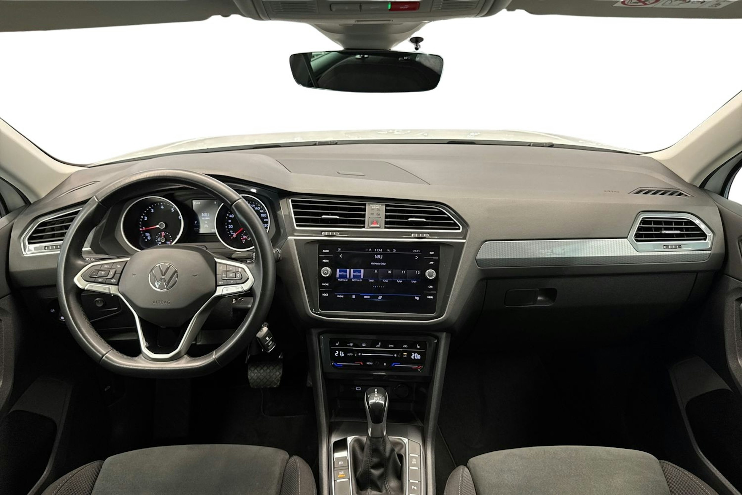 Valkoinen Volkswagen Tiguan 2021 kuva 9.