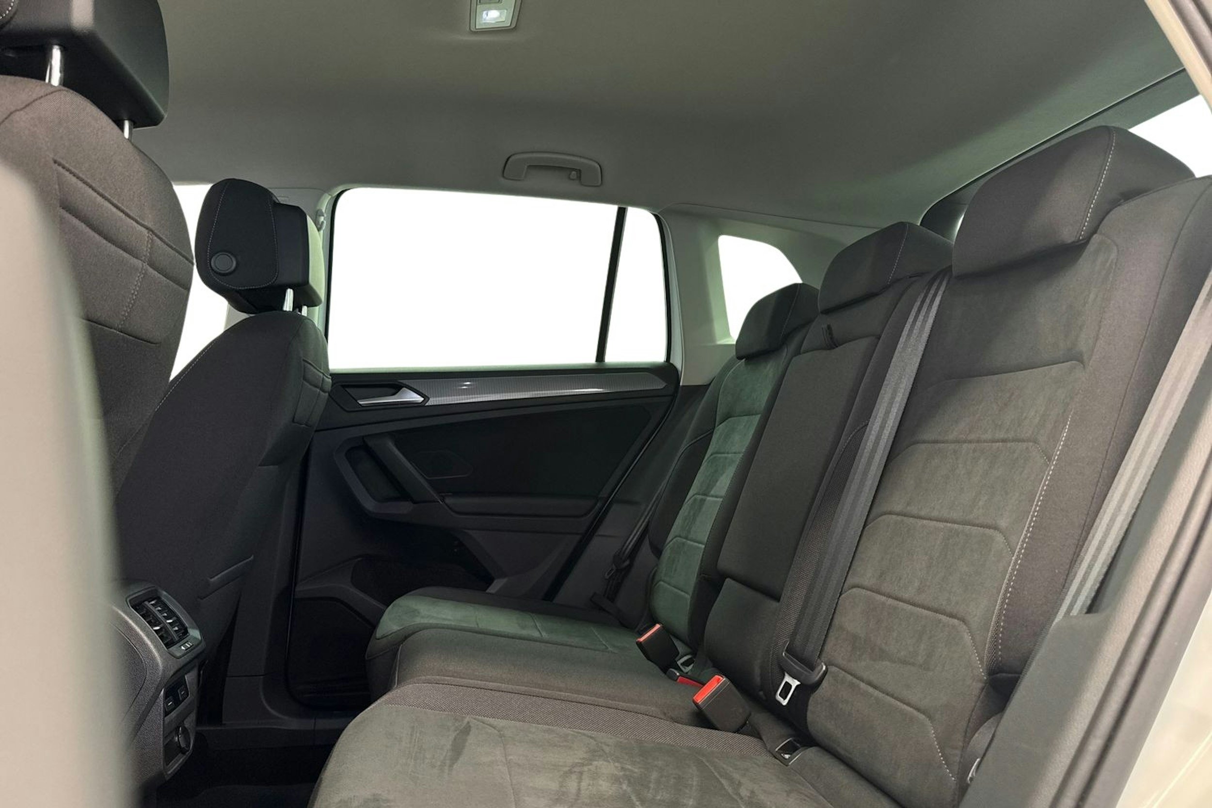 Valkoinen Volkswagen Tiguan 2021 kuva 10.