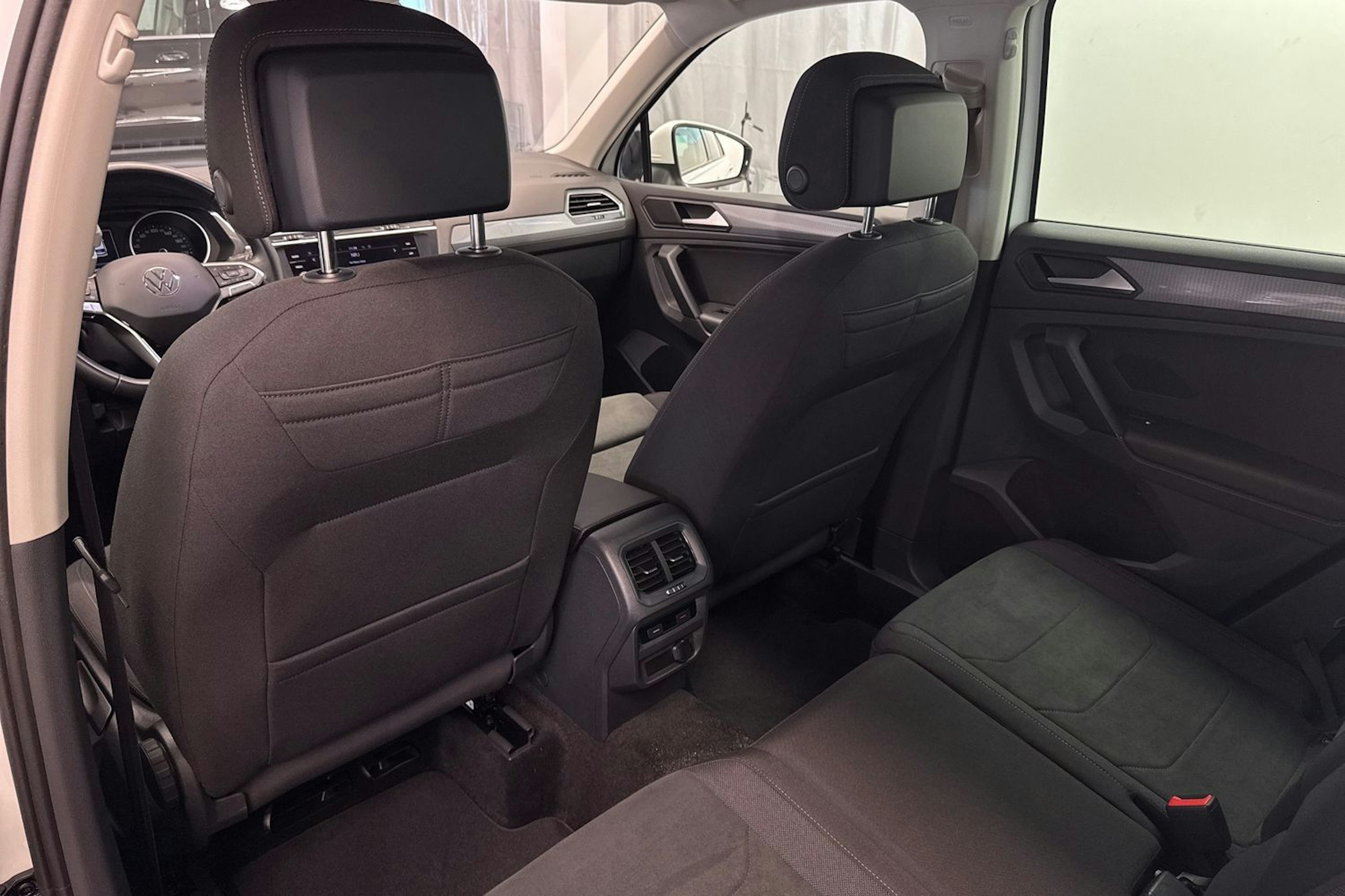 Valkoinen Volkswagen Tiguan 2021 kuva 14.