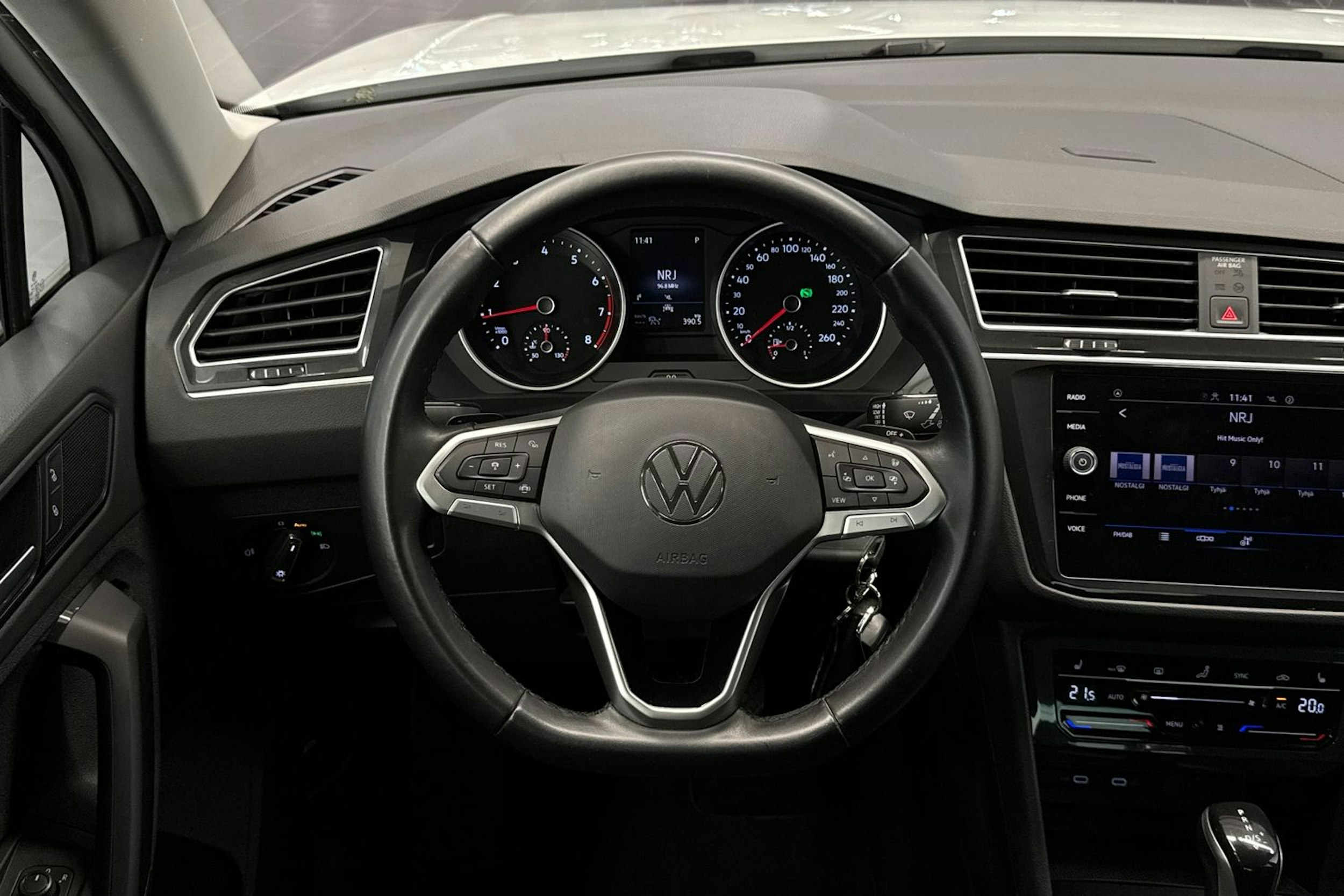 Valkoinen Volkswagen Tiguan 2021 kuva 16.