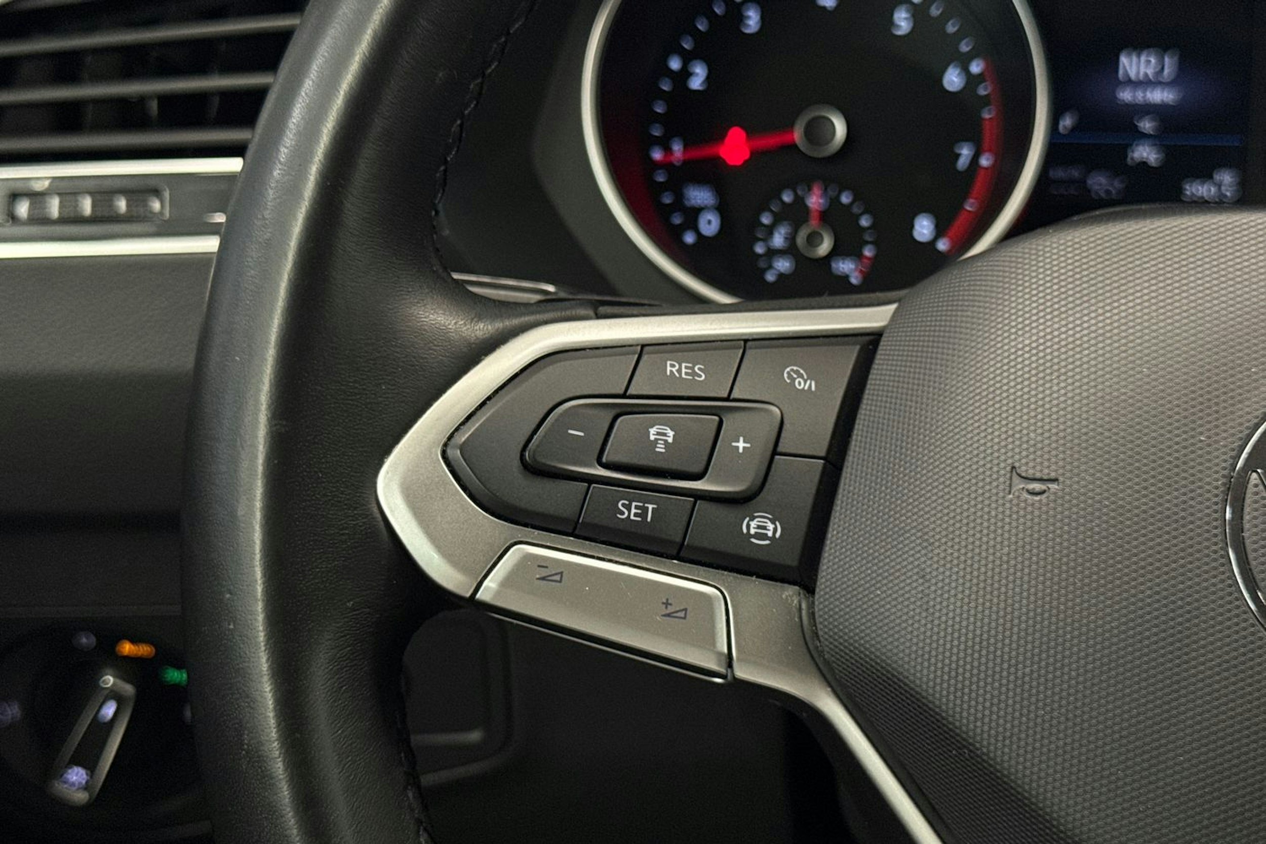 Valkoinen Volkswagen Tiguan 2021 kuva 17.