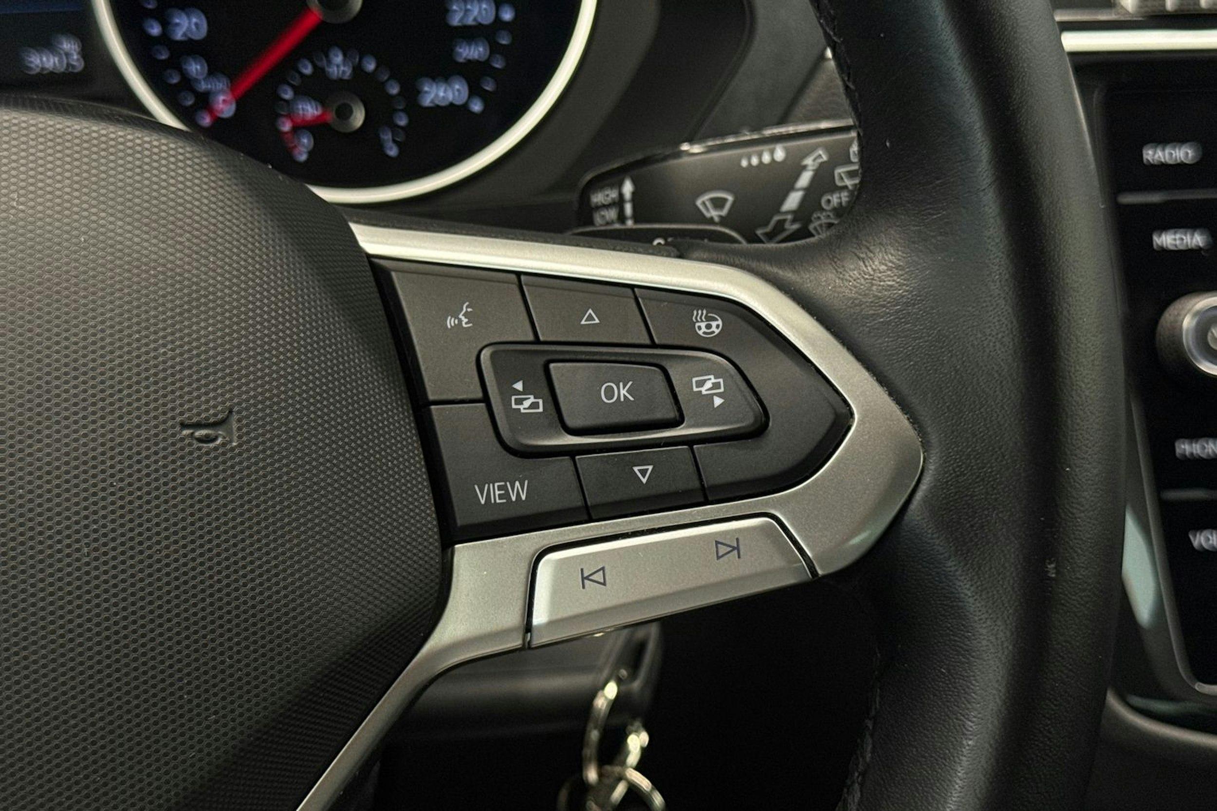 Valkoinen Volkswagen Tiguan 2021 kuva 18.
