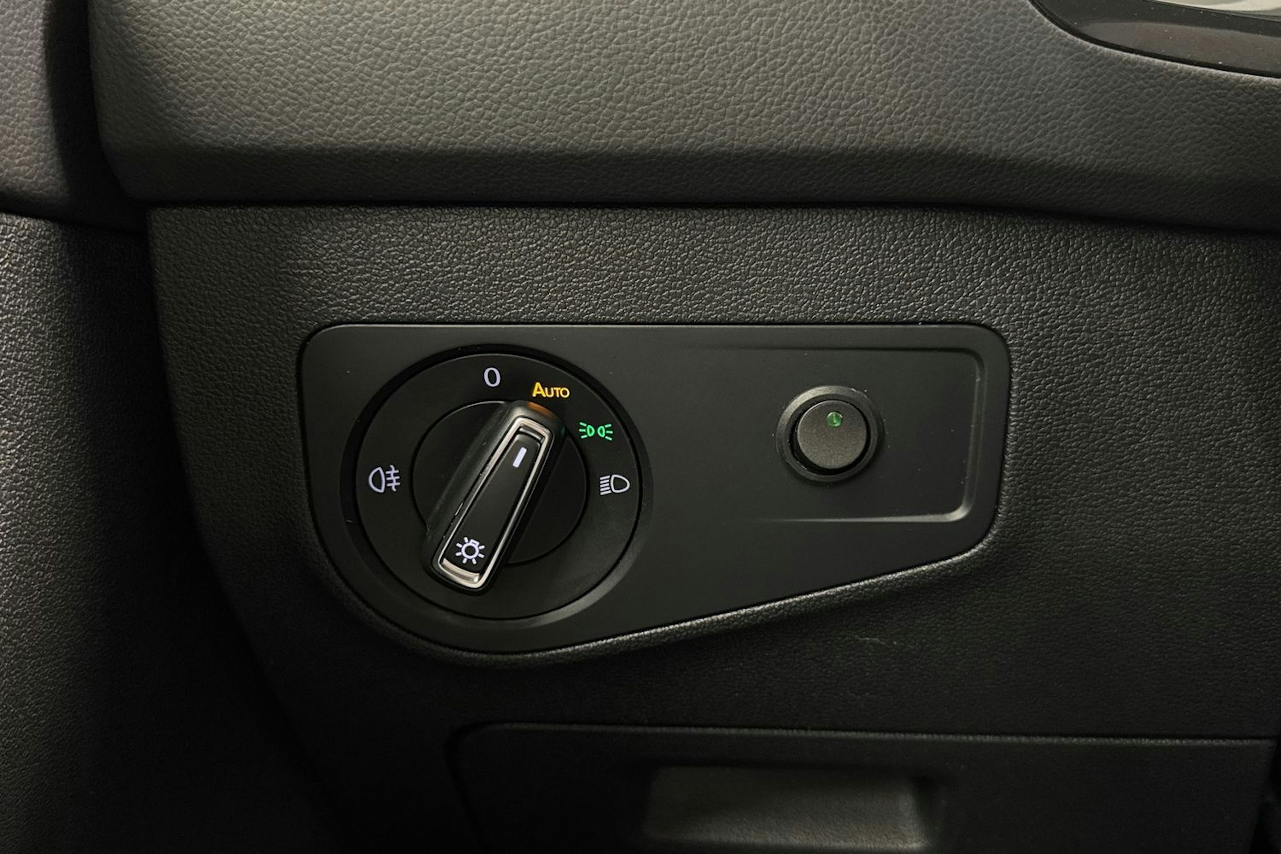 Valkoinen Volkswagen Tiguan 2021 kuva 20.