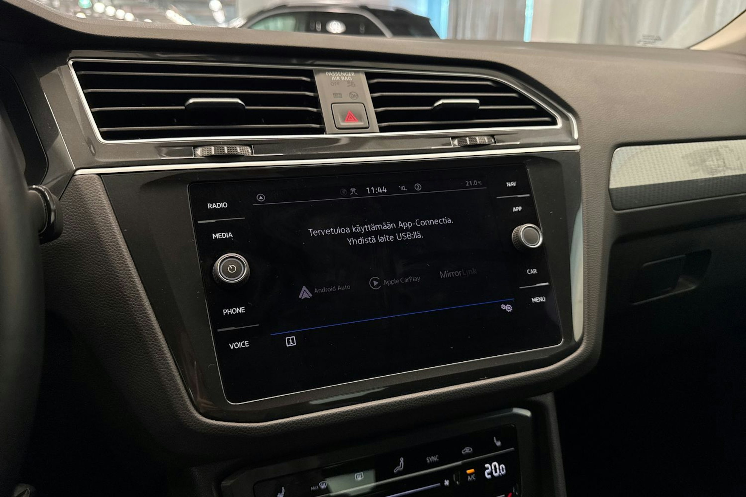 Valkoinen Volkswagen Tiguan 2021 kuva 23.