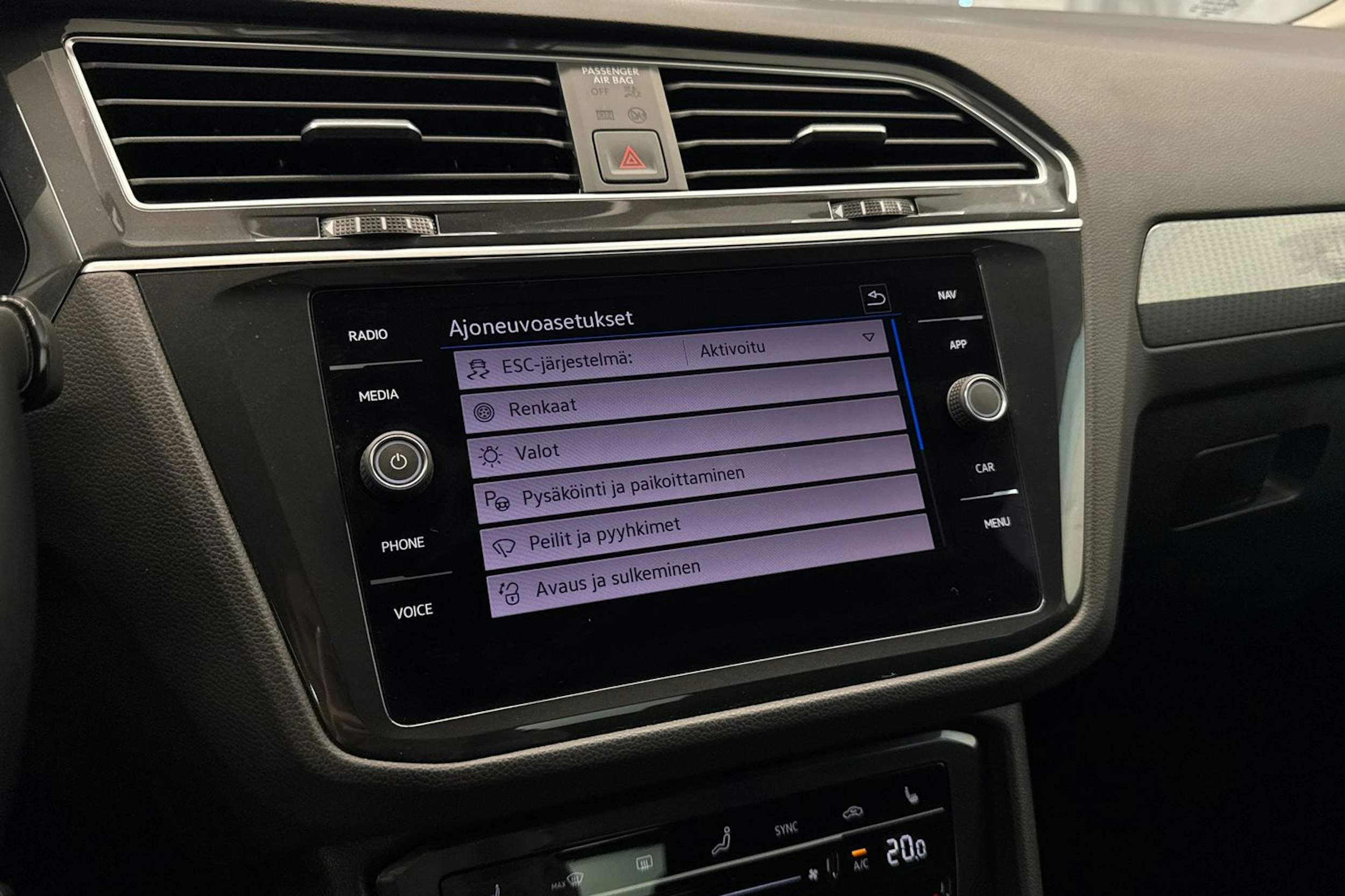 Valkoinen Volkswagen Tiguan 2021 kuva 25.
