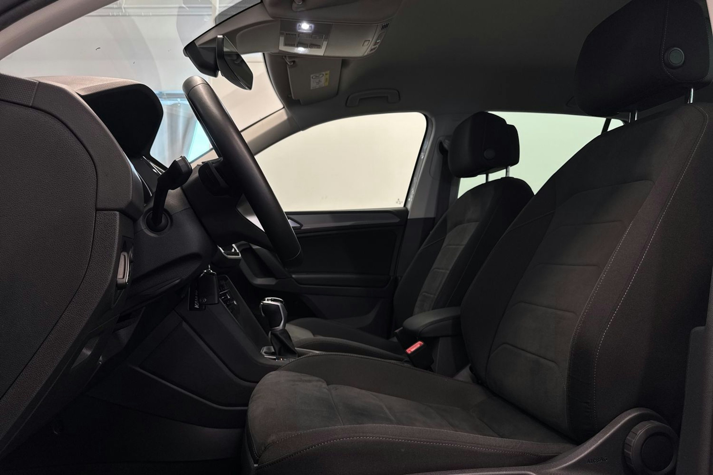 Valkoinen Volkswagen Tiguan 2021 kuva 27.