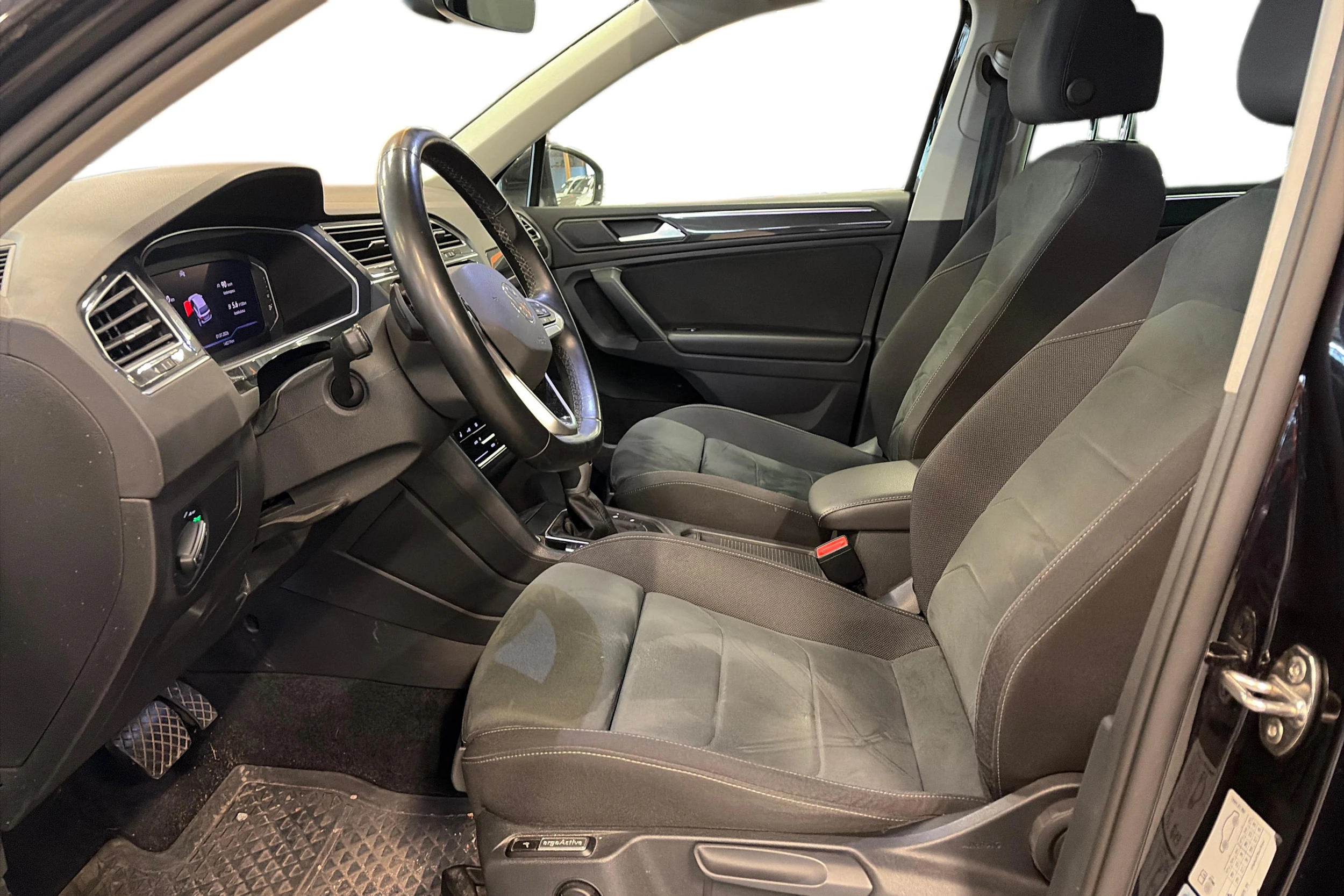 musta Volkswagen Tiguan 2021 kuva 3.