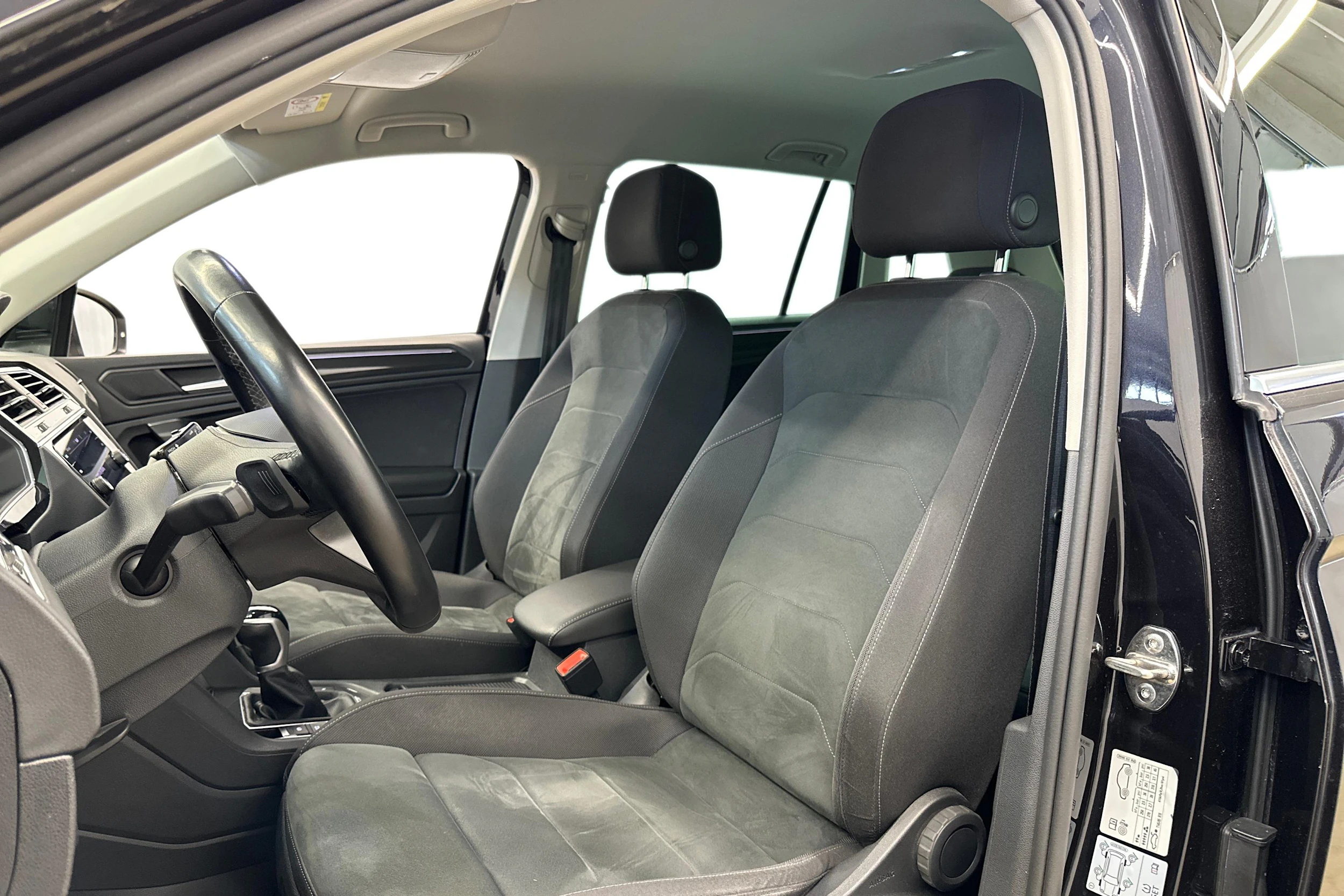 musta Volkswagen Tiguan 2021 kuva 6.