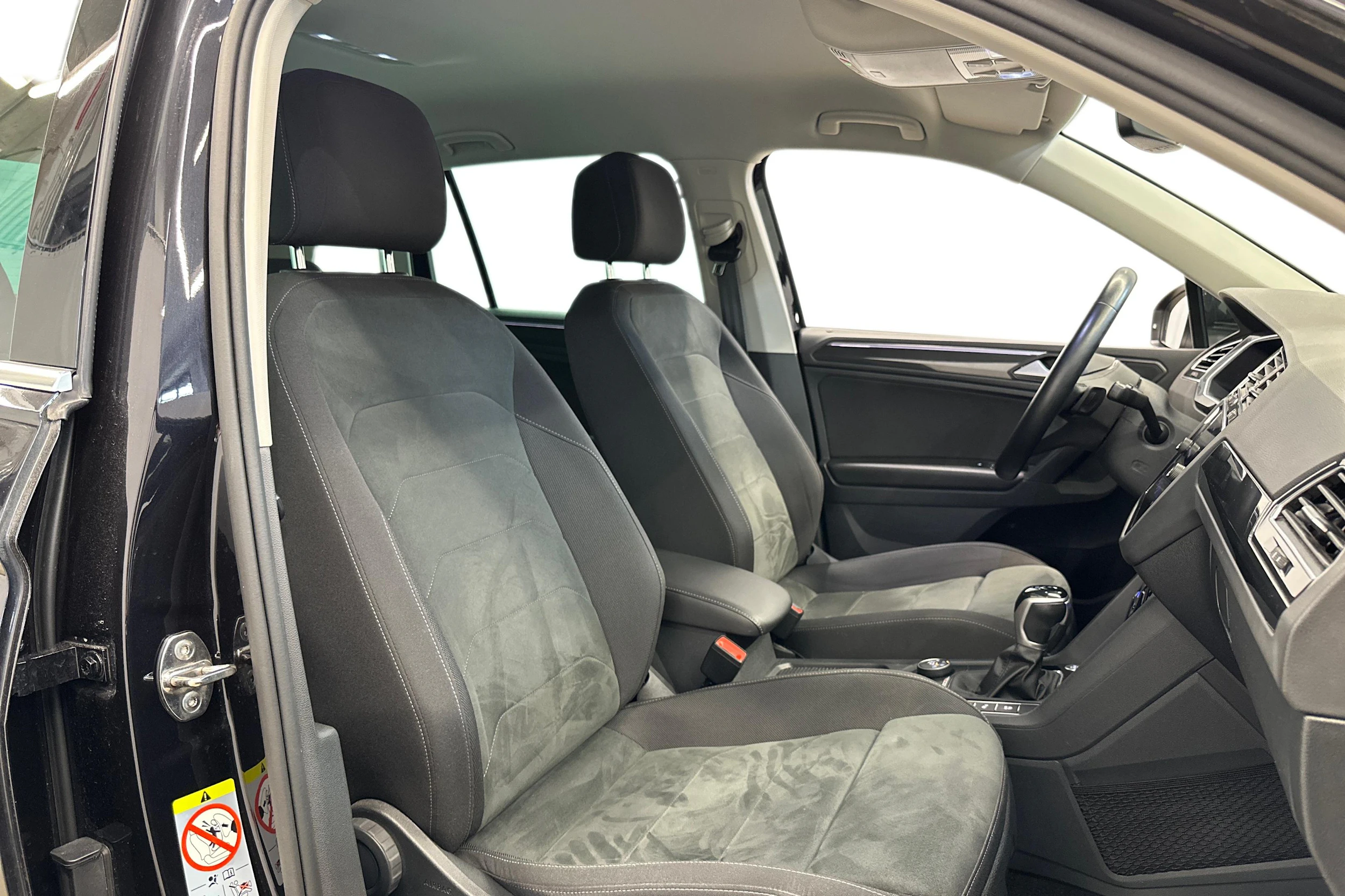 musta Volkswagen Tiguan 2021 kuva 7.