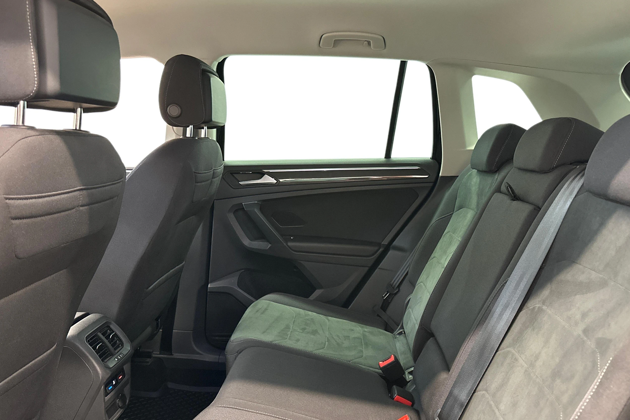musta Volkswagen Tiguan 2021 kuva 8.