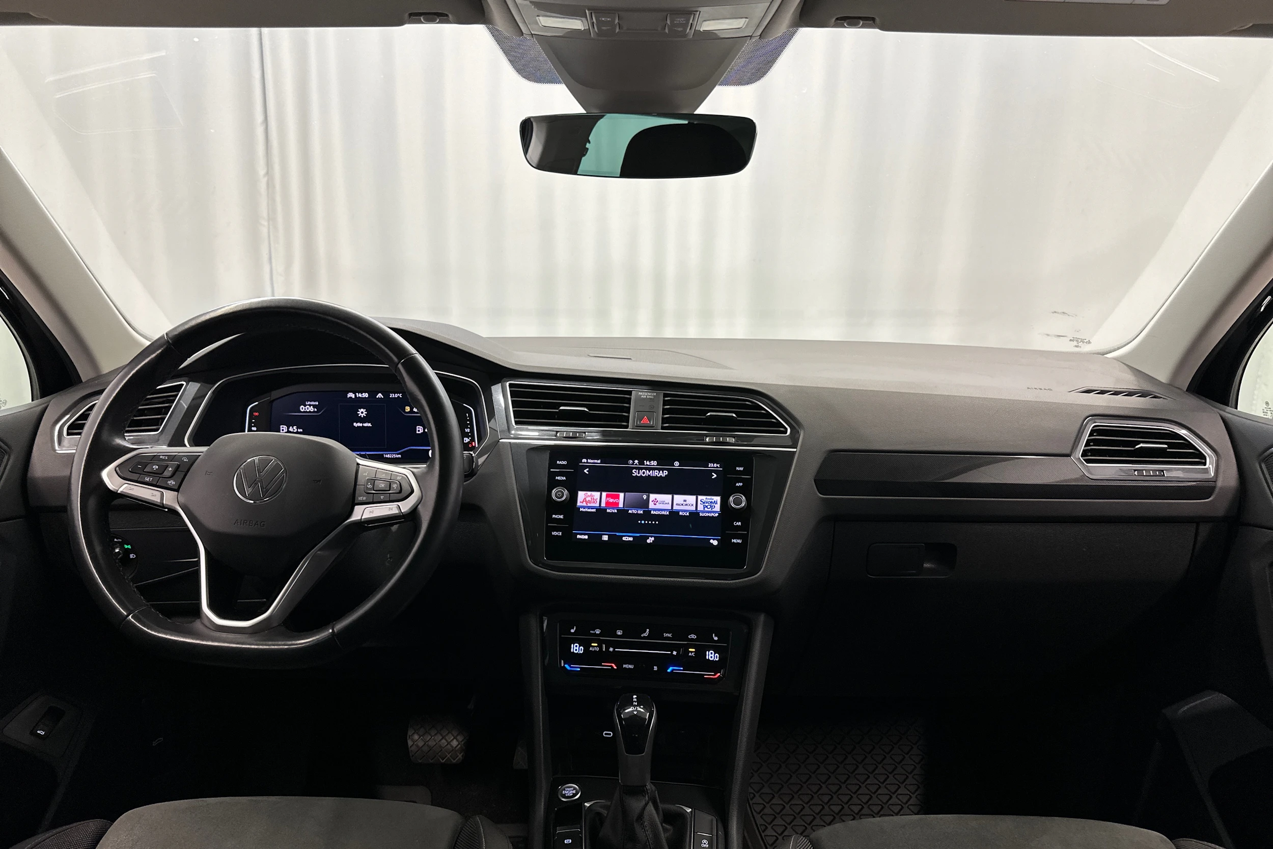 musta Volkswagen Tiguan 2021 kuva 11.
