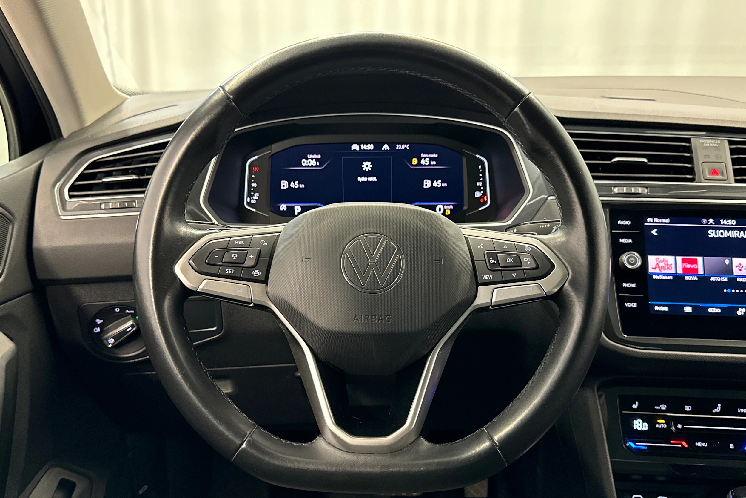 musta Volkswagen Tiguan 2021 kuva 12.