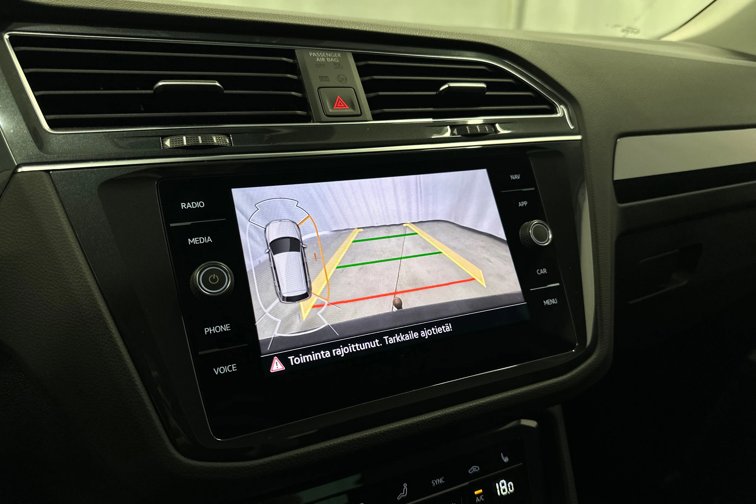musta Volkswagen Tiguan 2021 kuva 18.