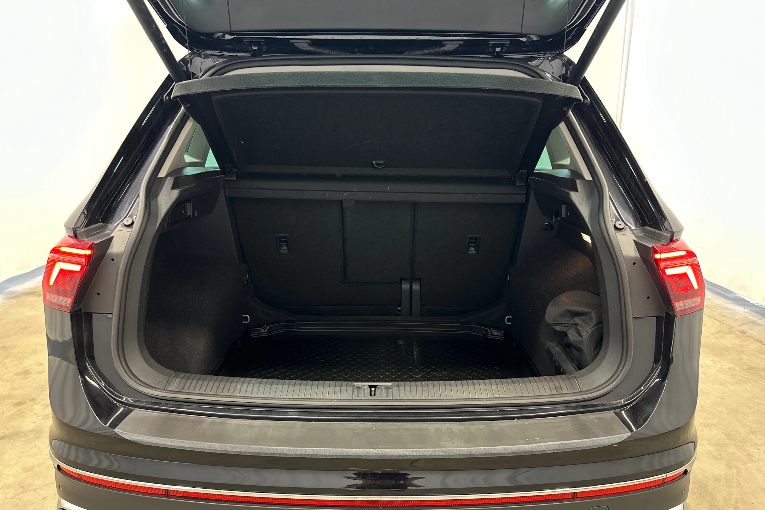 musta Volkswagen Tiguan 2021 kuva 24.