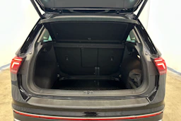musta Volkswagen Tiguan 2021 kuva 24.