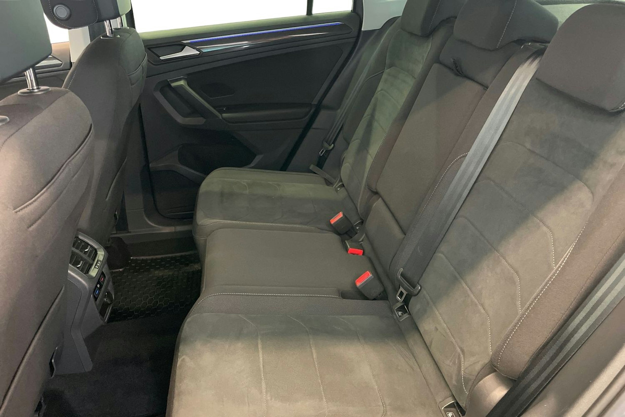 Harmaa Volkswagen Tiguan 2021 kuva 10.