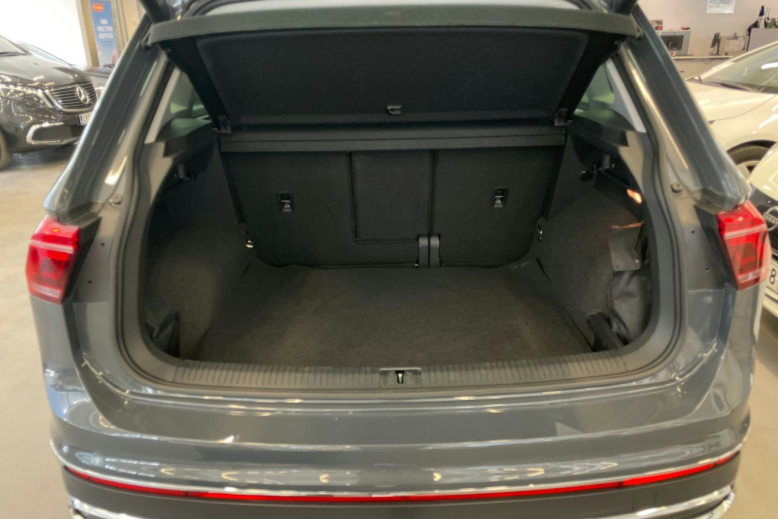 Harmaa Volkswagen Tiguan 2021 kuva 20.