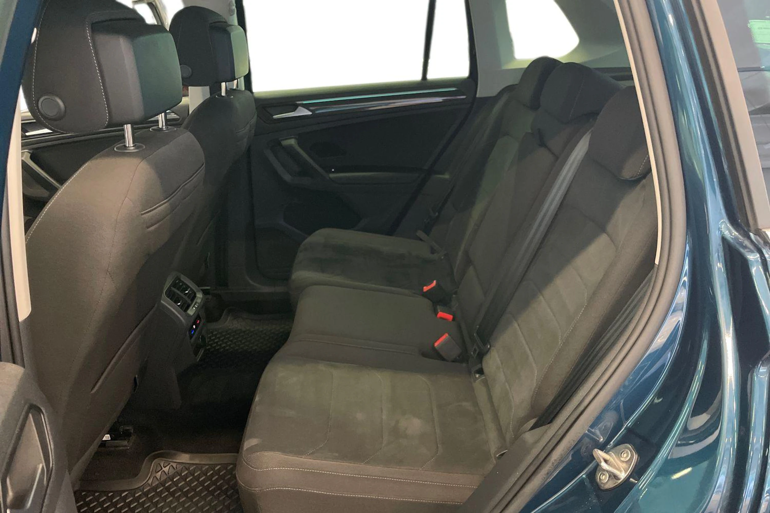 sininen Volkswagen Tiguan 2021 kuva 8.