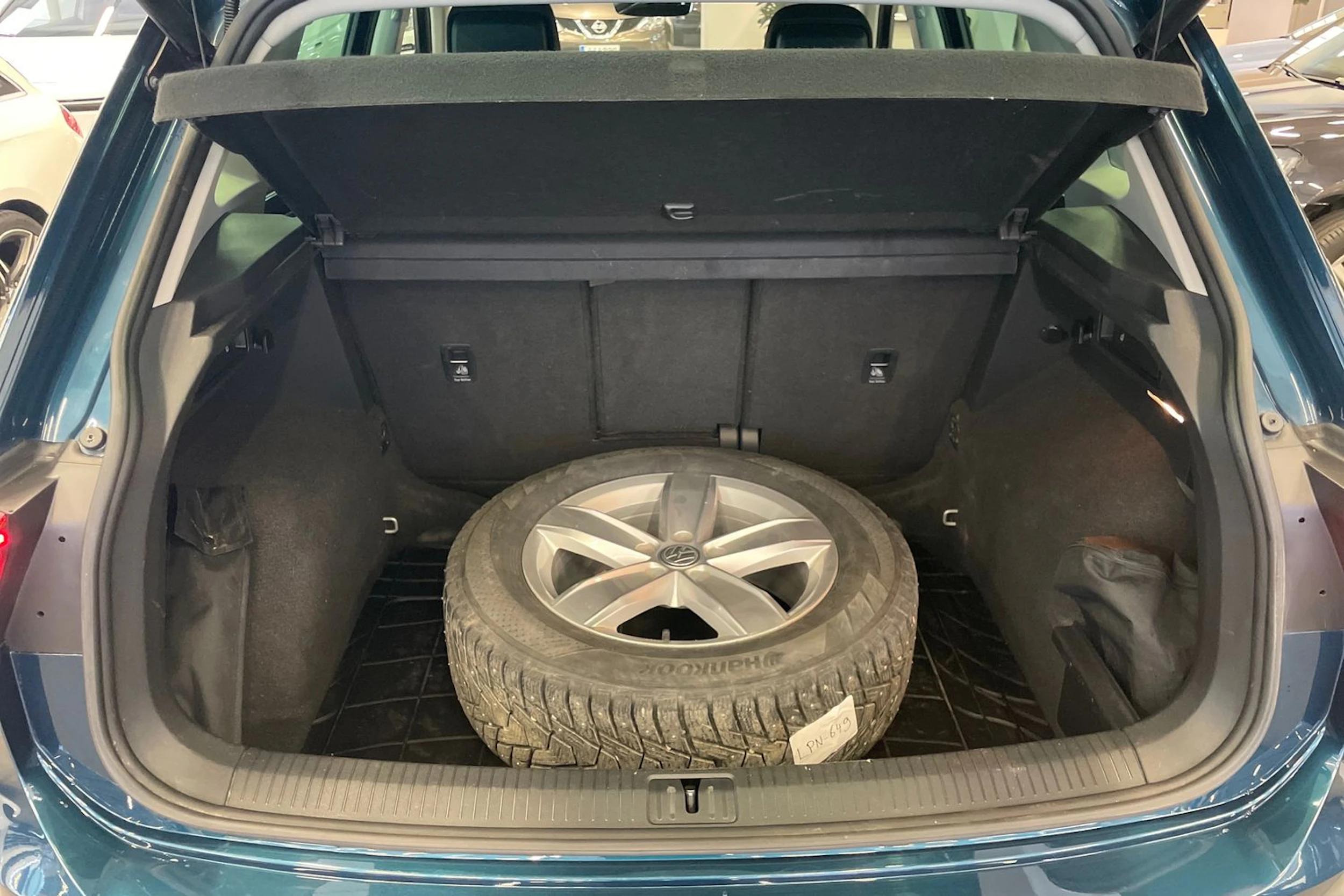 sininen Volkswagen Tiguan 2021 kuva 13.