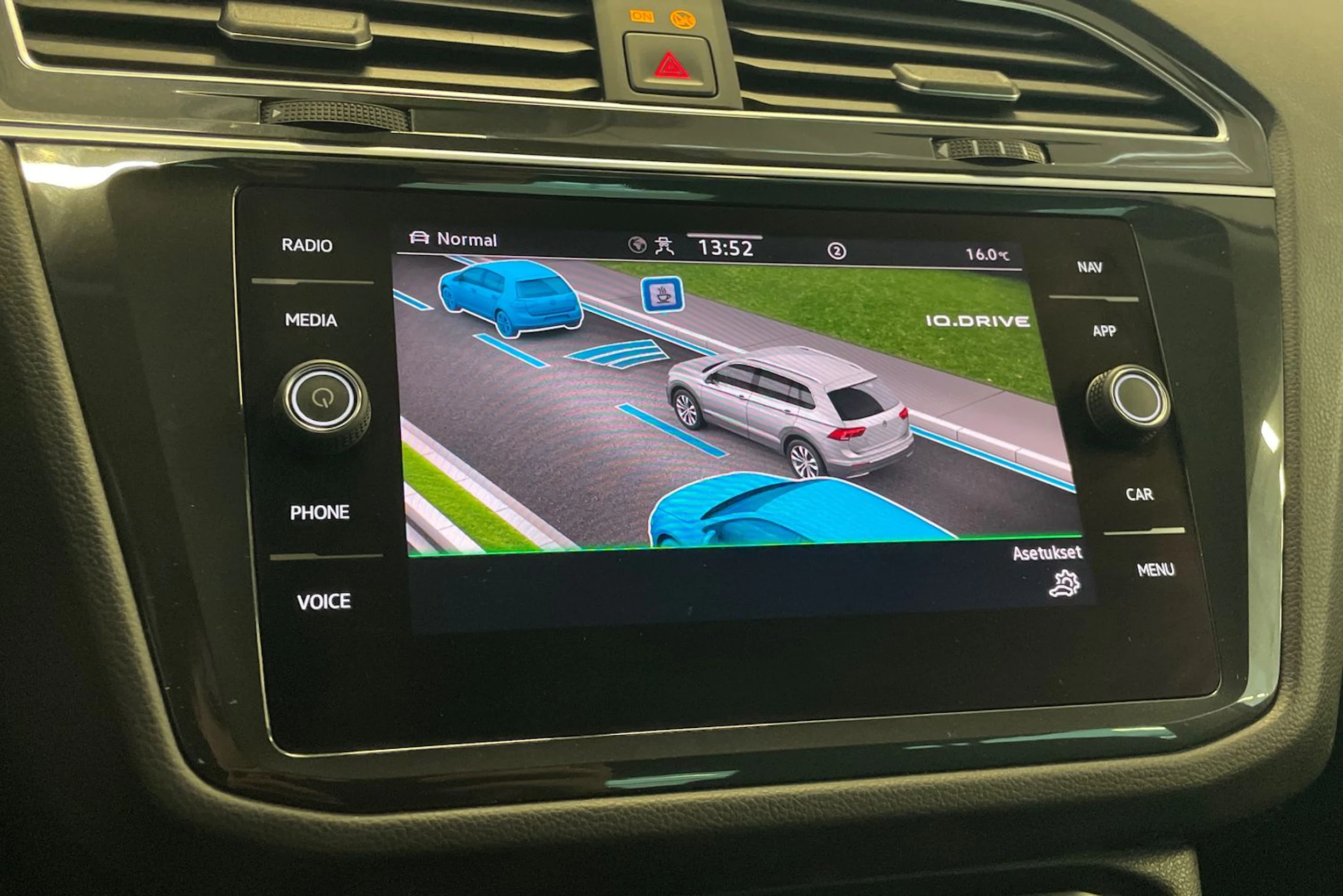 sininen Volkswagen Tiguan 2021 kuva 19.