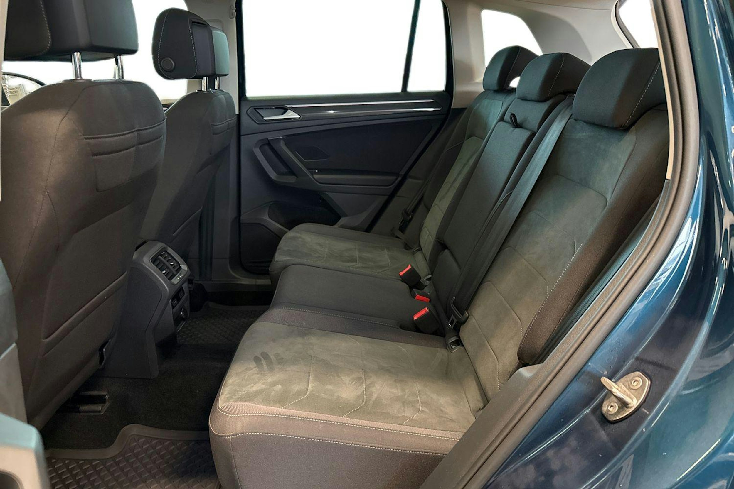 sininen Volkswagen Tiguan 2021 kuva 8.