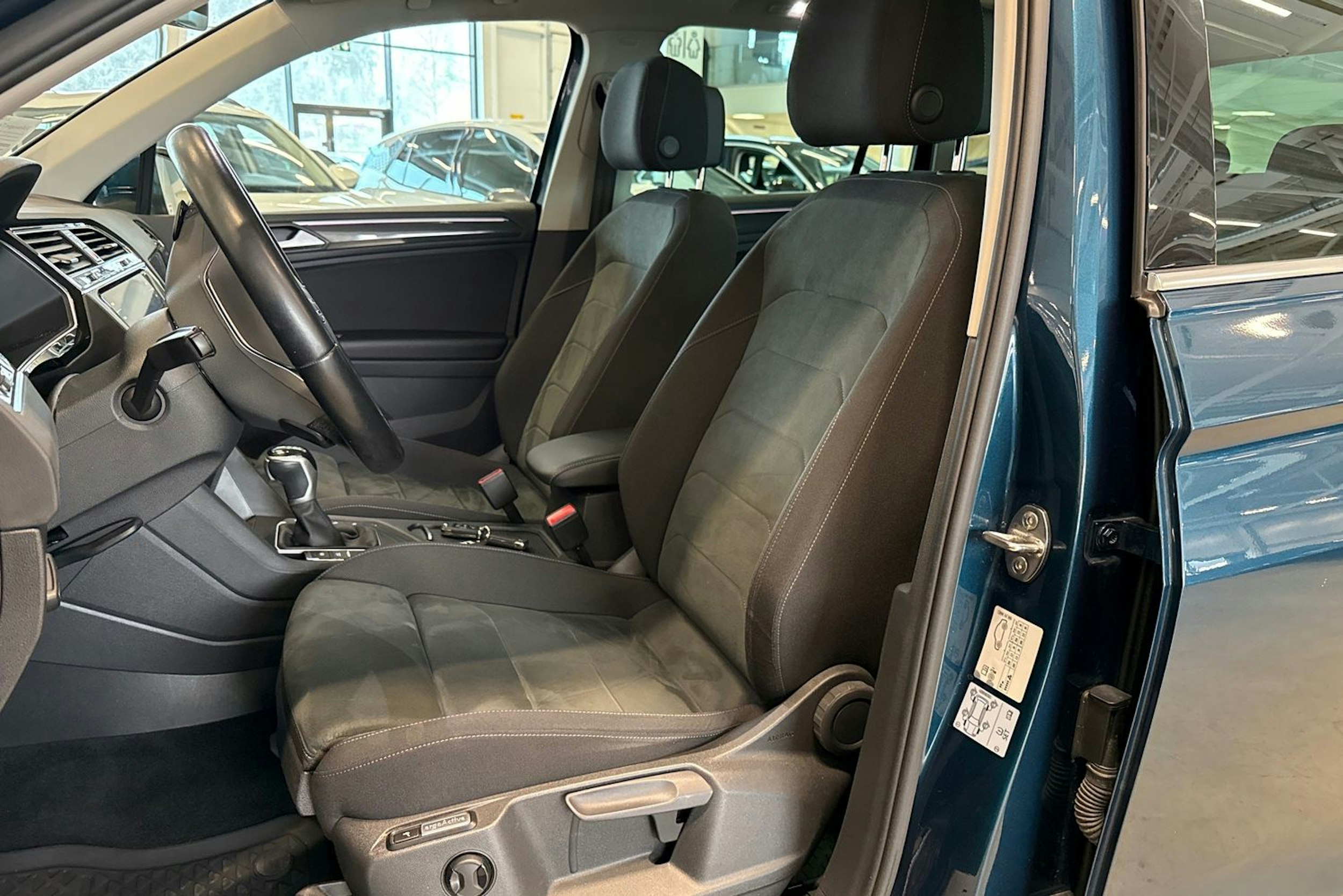 sininen Volkswagen Tiguan 2021 kuva 16.