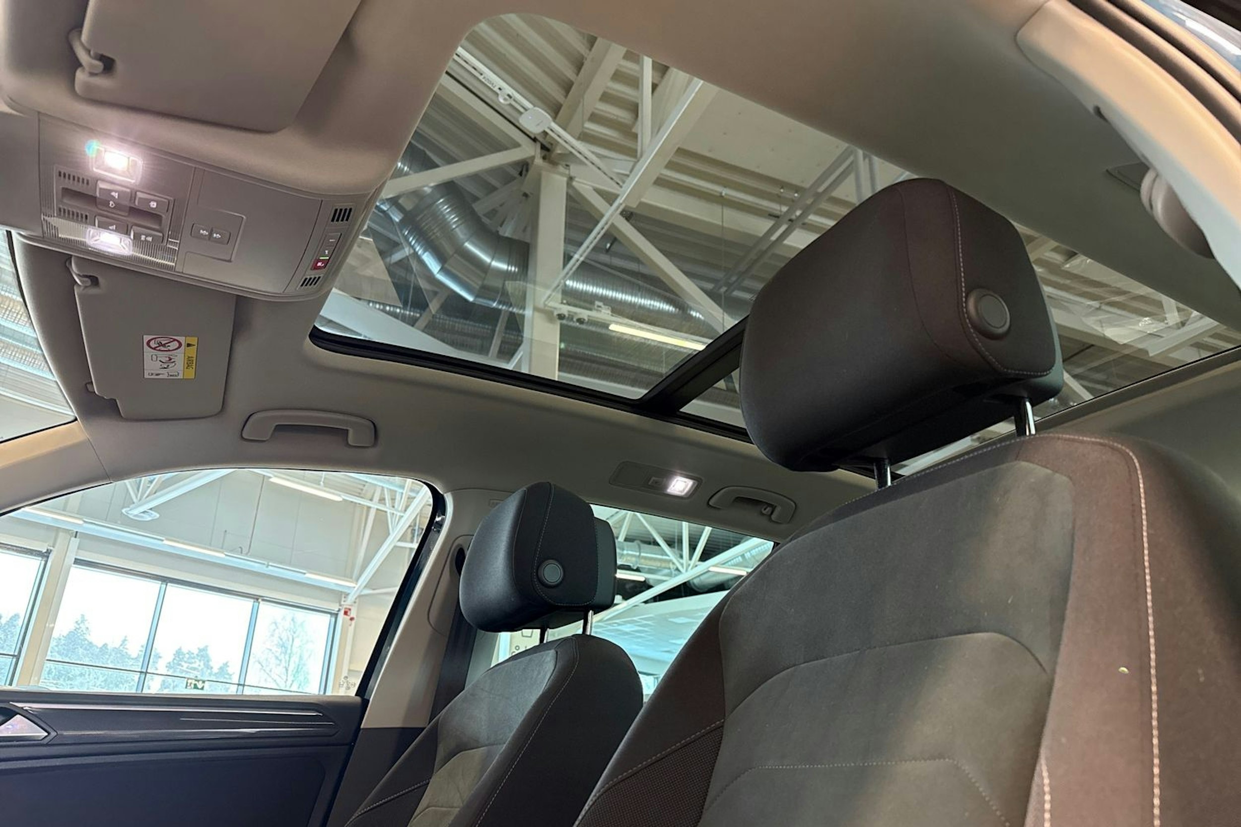 sininen Volkswagen Tiguan 2021 kuva 18.