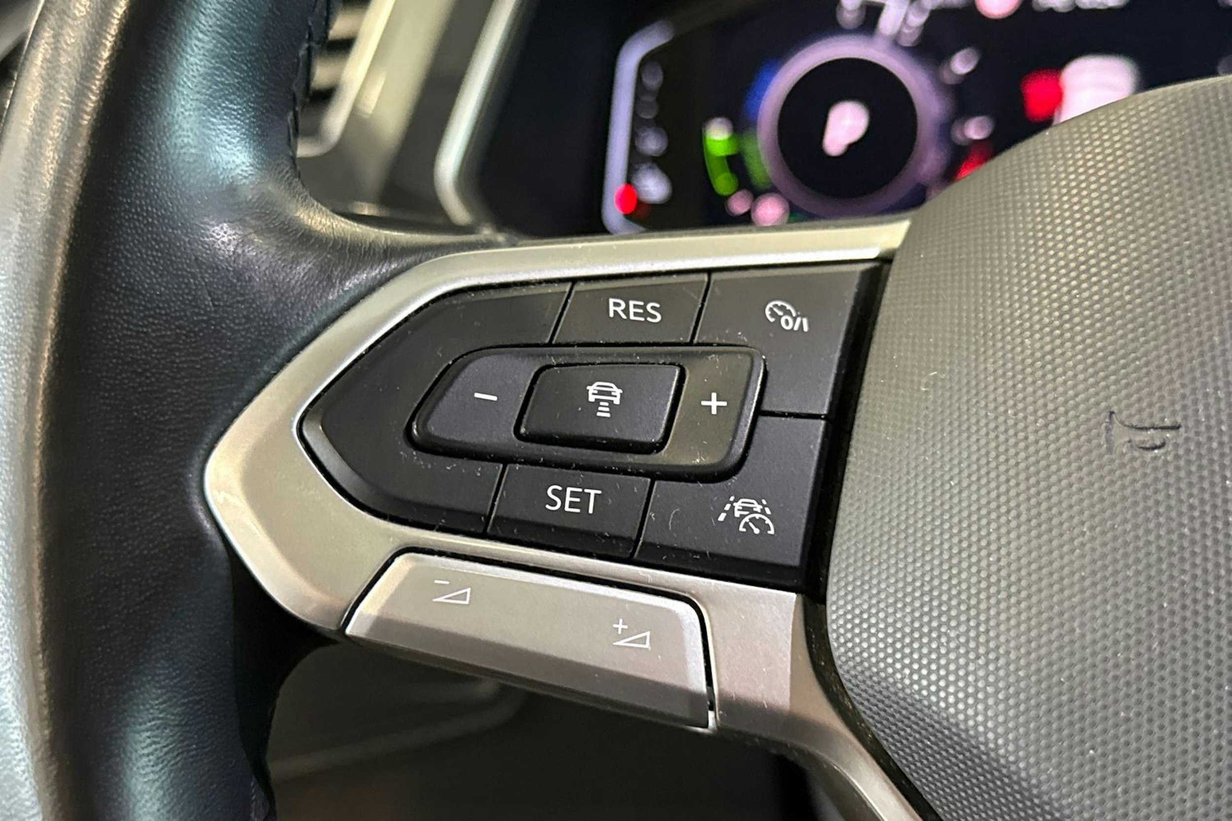 sininen Volkswagen Tiguan 2021 kuva 21.