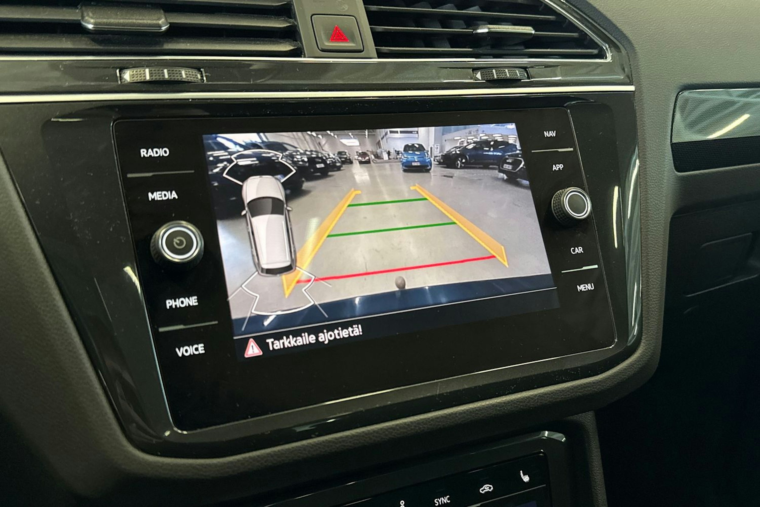 sininen Volkswagen Tiguan 2021 kuva 24.