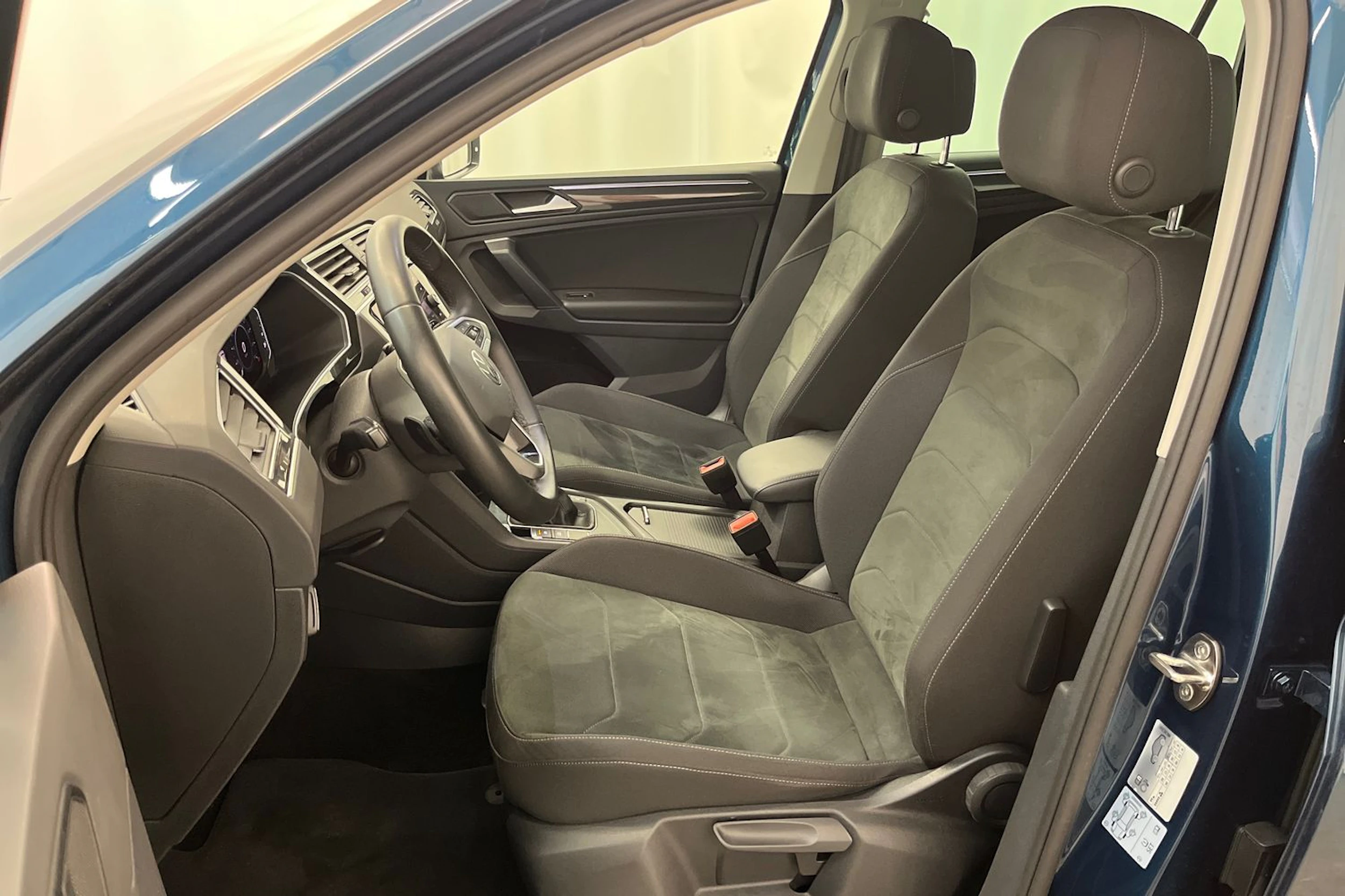 sininen Volkswagen Tiguan 2021 kuva 16.