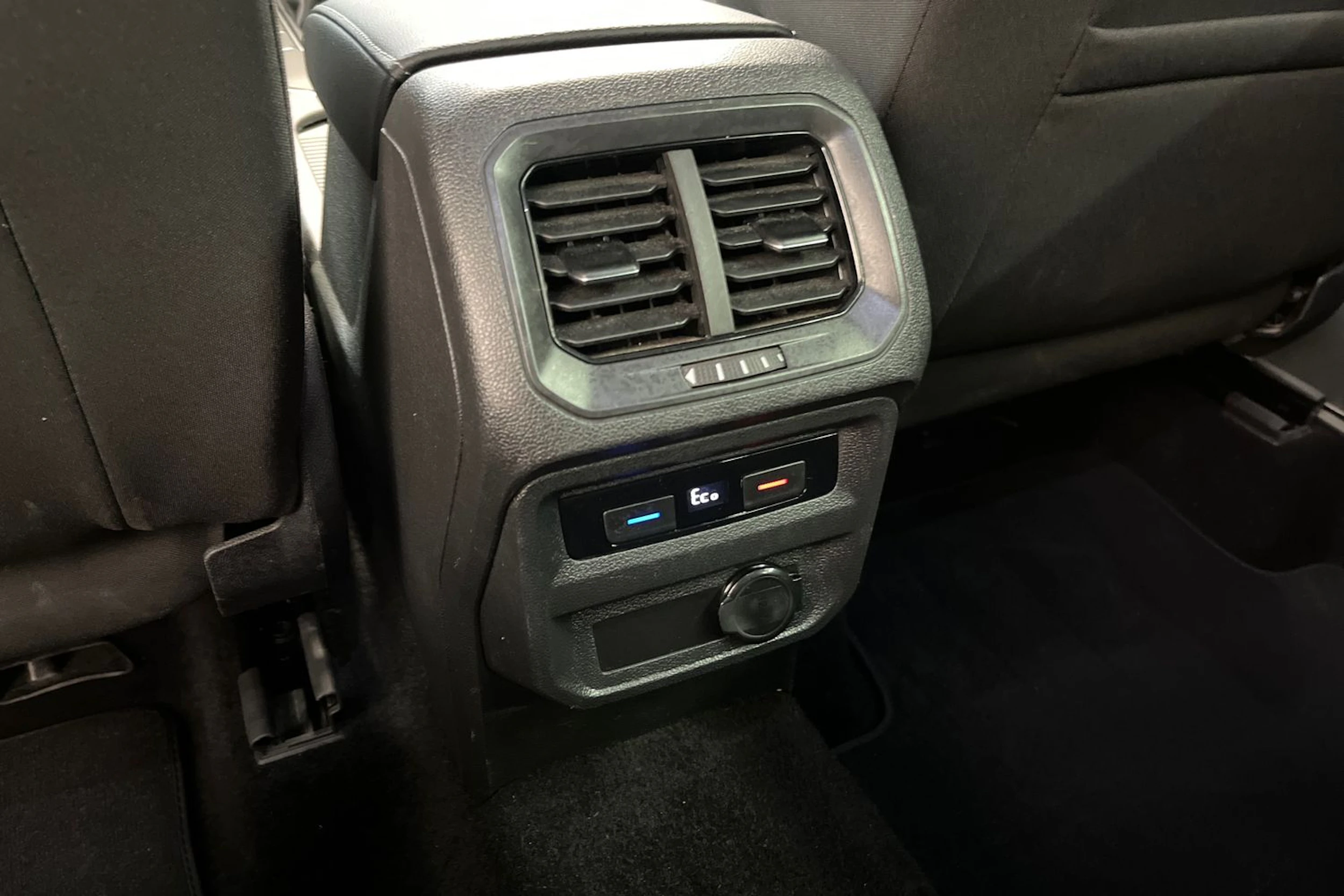sininen Volkswagen Tiguan 2021 kuva 22.