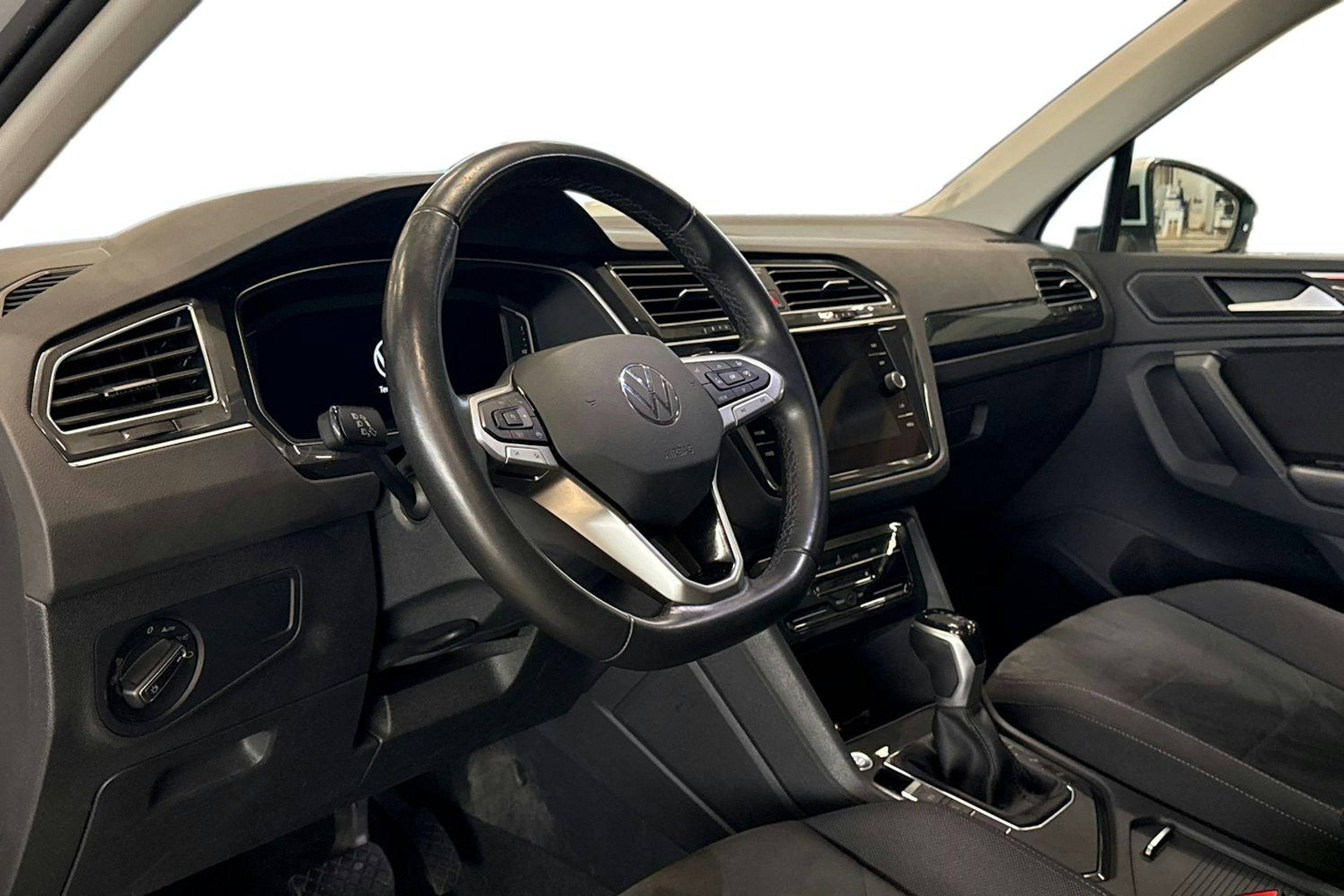 met. hopea Volkswagen Tiguan 2021 kuva 7.