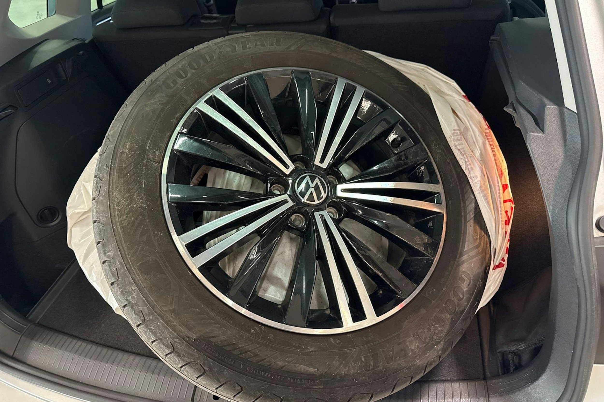 met. hopea Volkswagen Tiguan 2021 kuva 24.