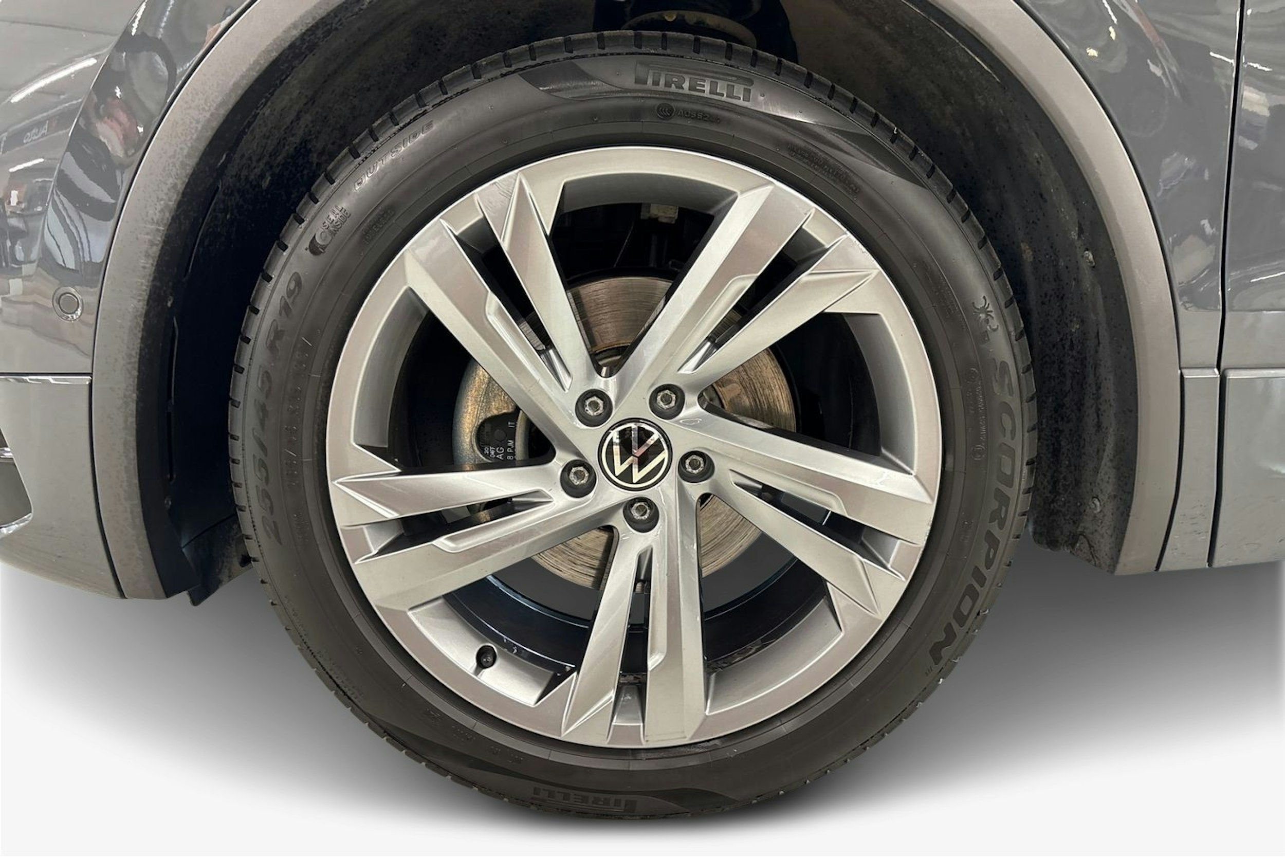harmaa Volkswagen Tiguan 2021 kuva 11.
