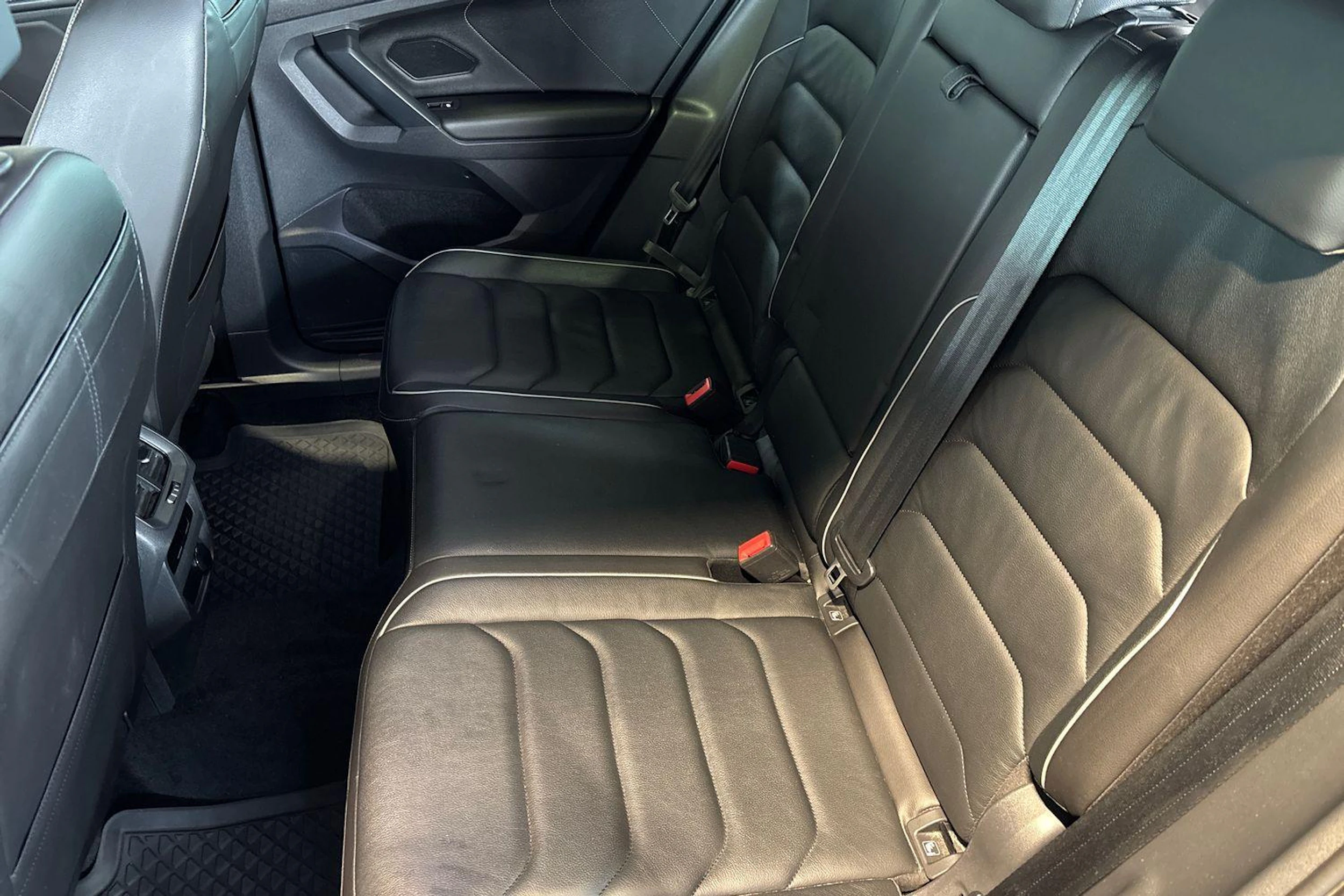 Musta Volkswagen Tiguan 2022 kuva 11.