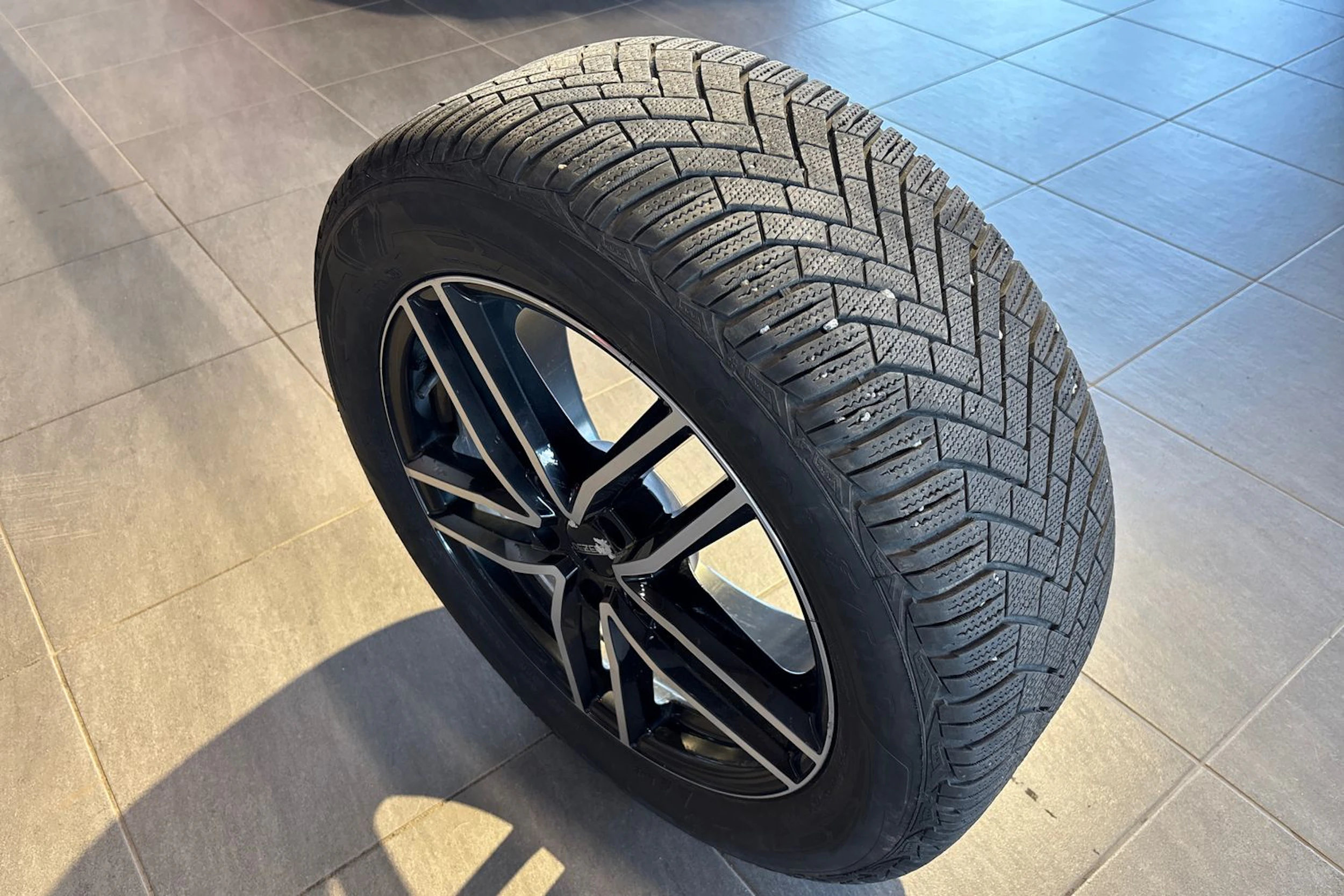 Musta Volkswagen Tiguan 2022 kuva 15.