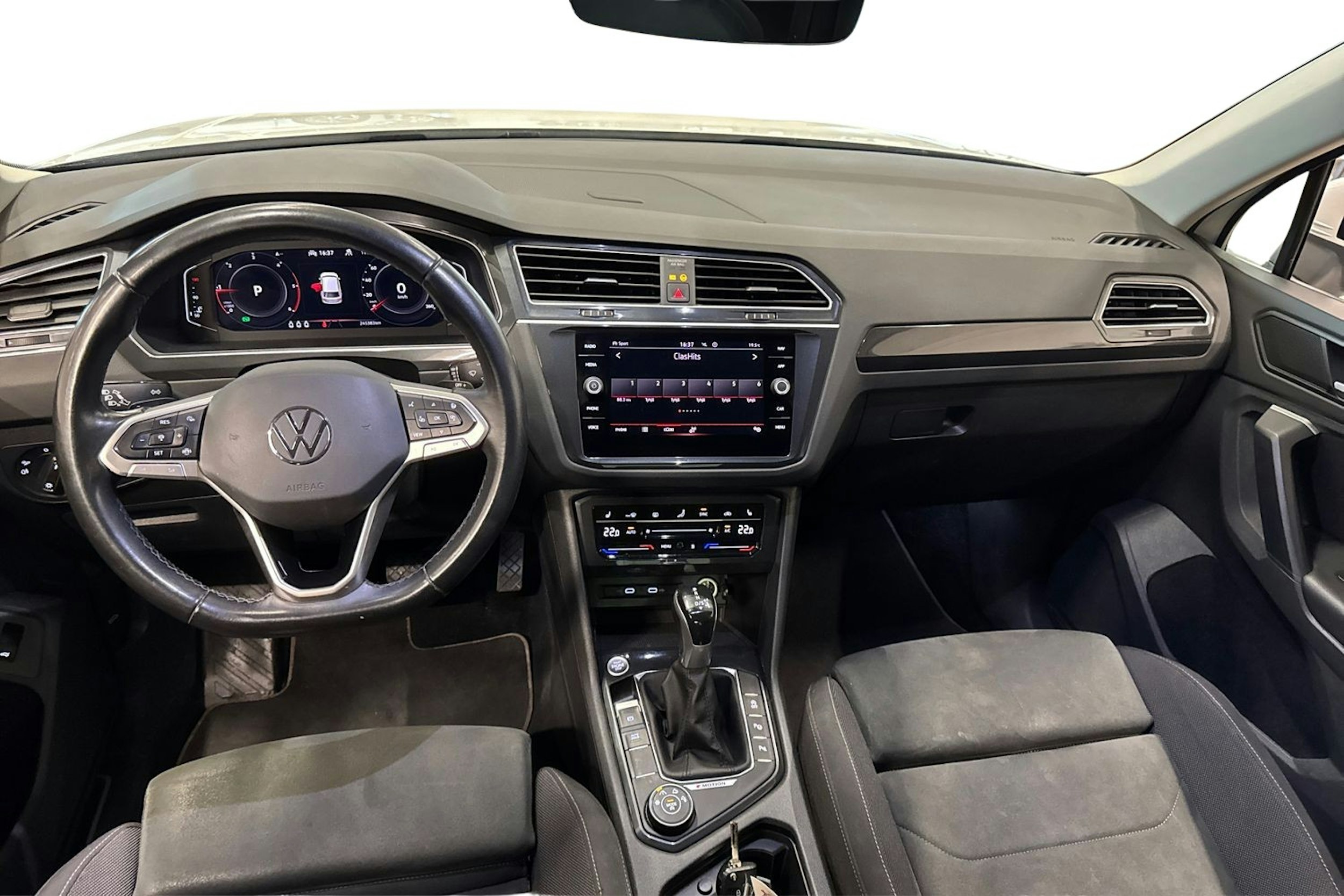 valkoinen Volkswagen Tiguan 2021 kuva 9.