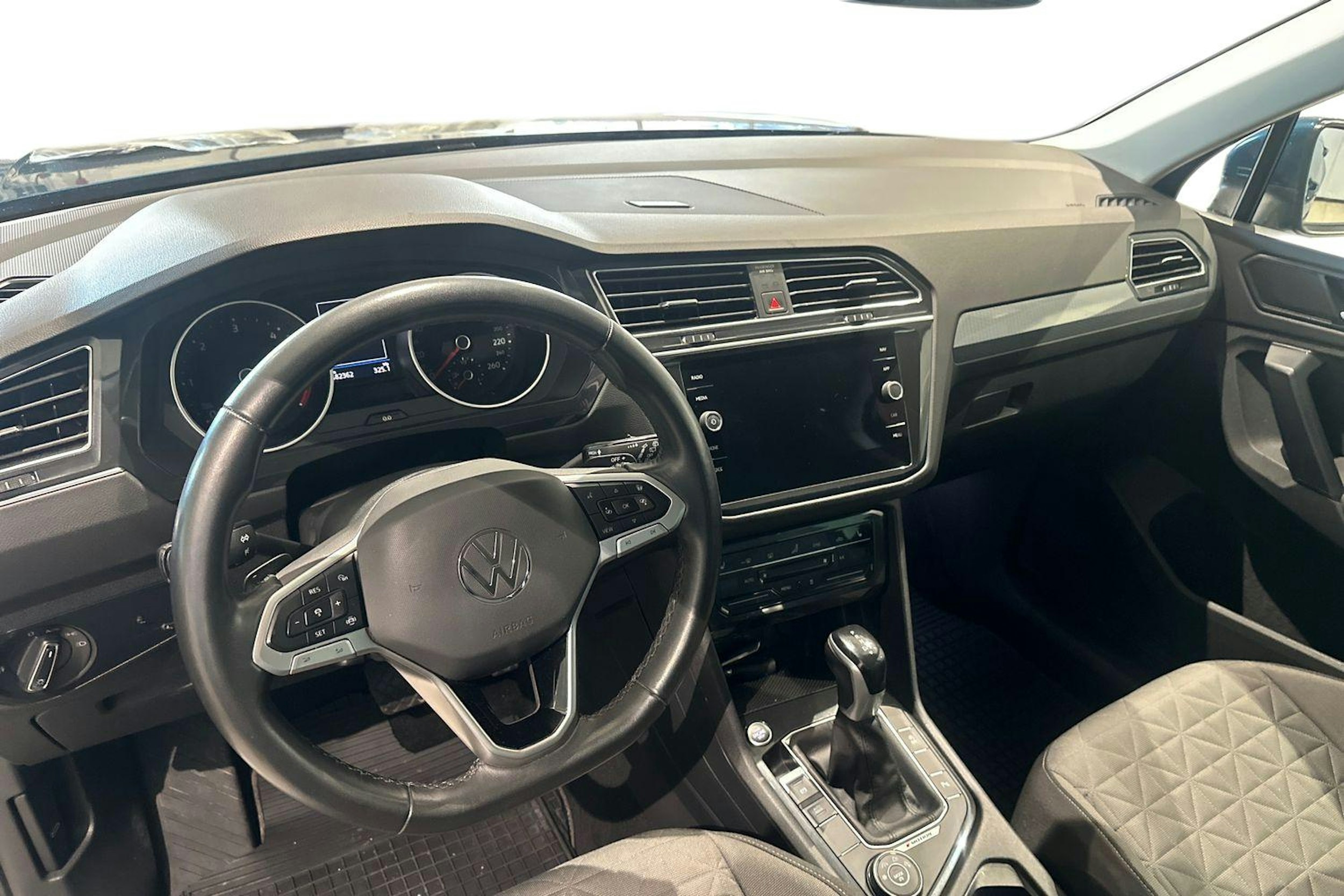 sininen Volkswagen Tiguan 2022 kuva 9.