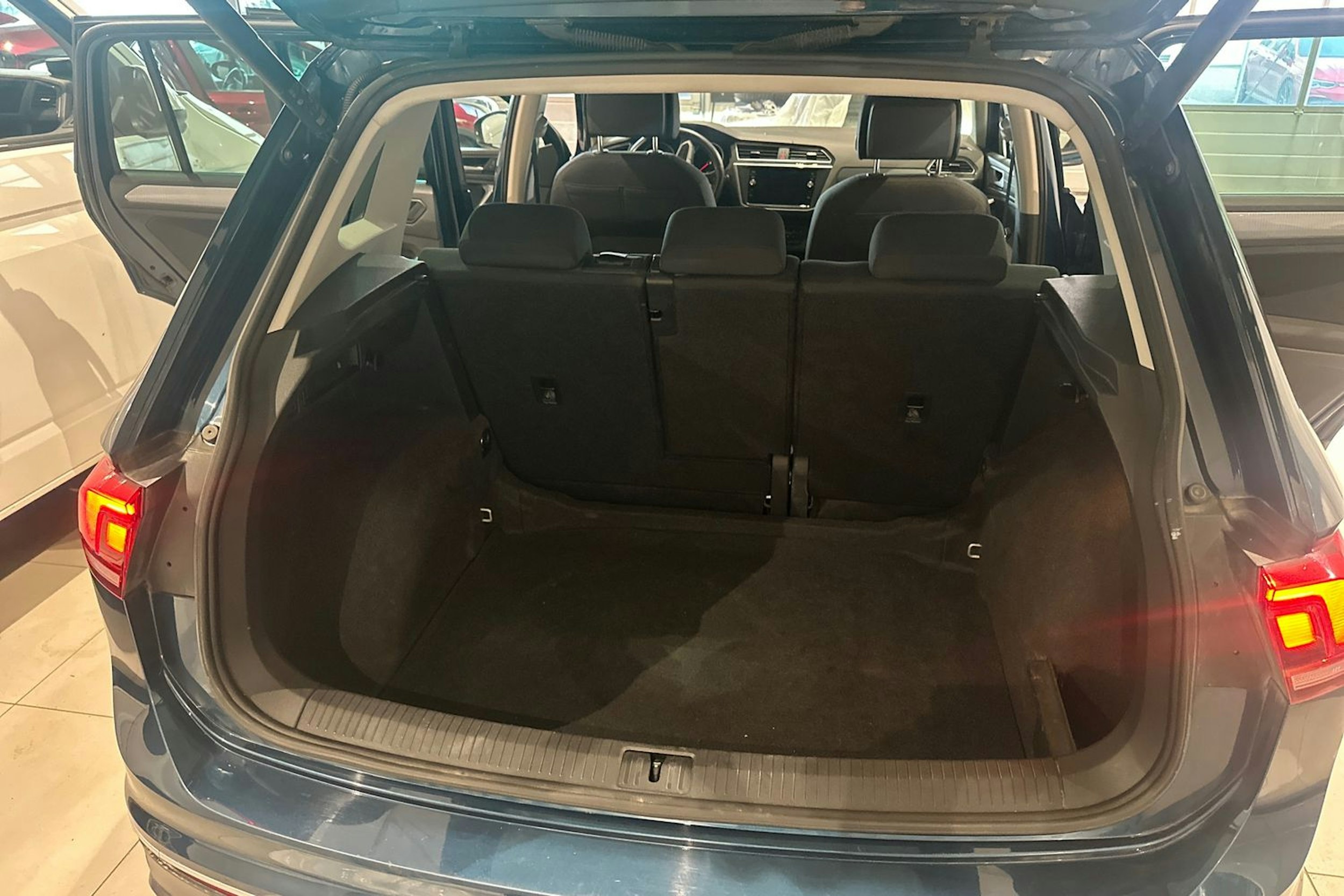 sininen Volkswagen Tiguan 2022 kuva 14.