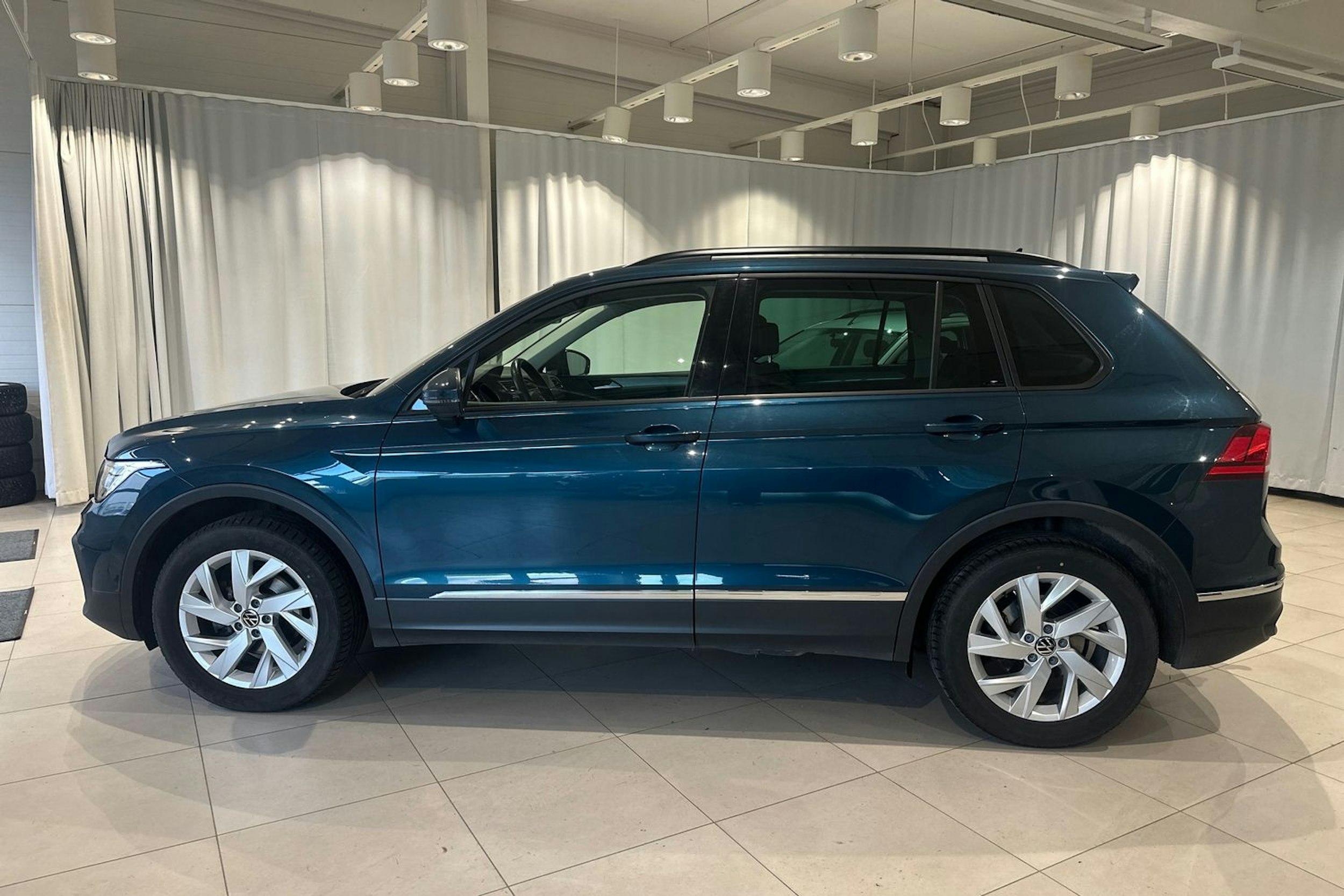 sininen Volkswagen Tiguan 2022 kuva 23.