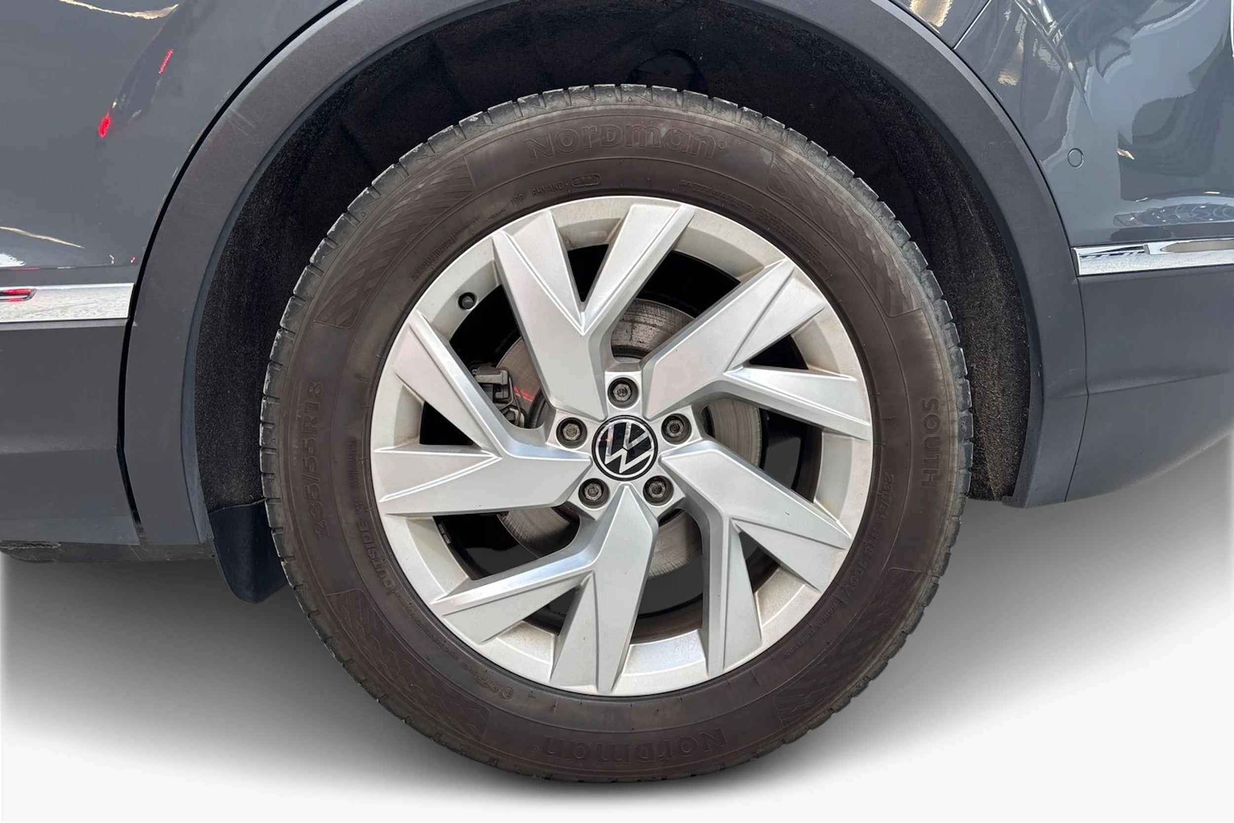 Harmaa Volkswagen Tiguan 2021 kuva 9.