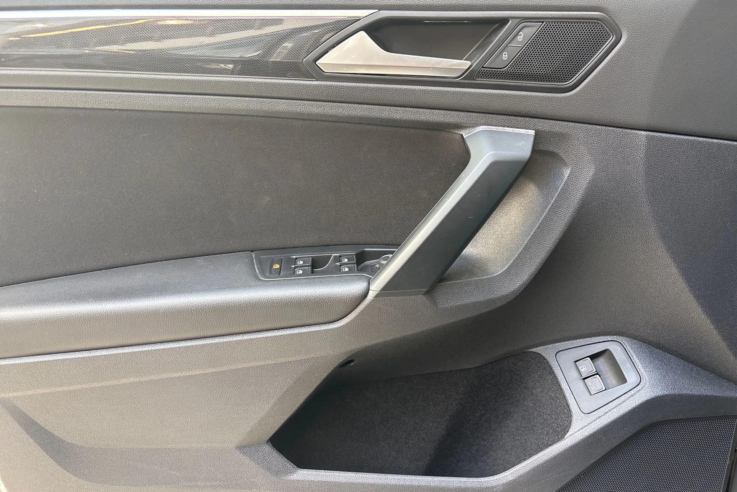 Harmaa Volkswagen Tiguan 2021 kuva 17.