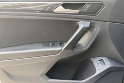 Harmaa Volkswagen Tiguan 2021 kuva 17.