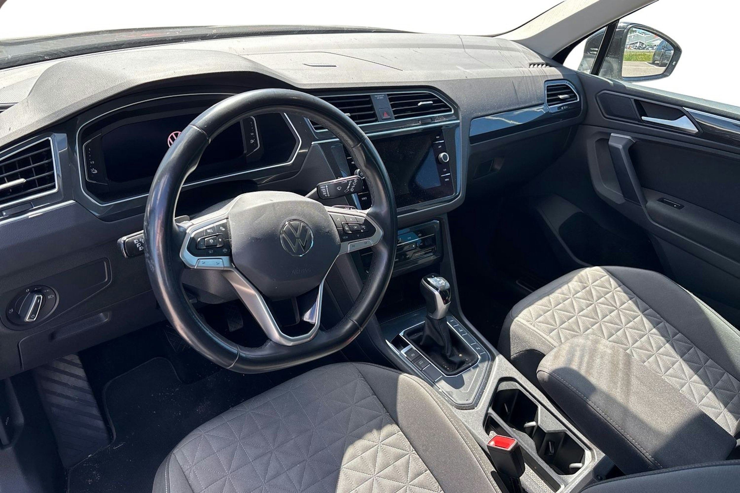 Musta Volkswagen Tiguan 2021 kuva 3.
