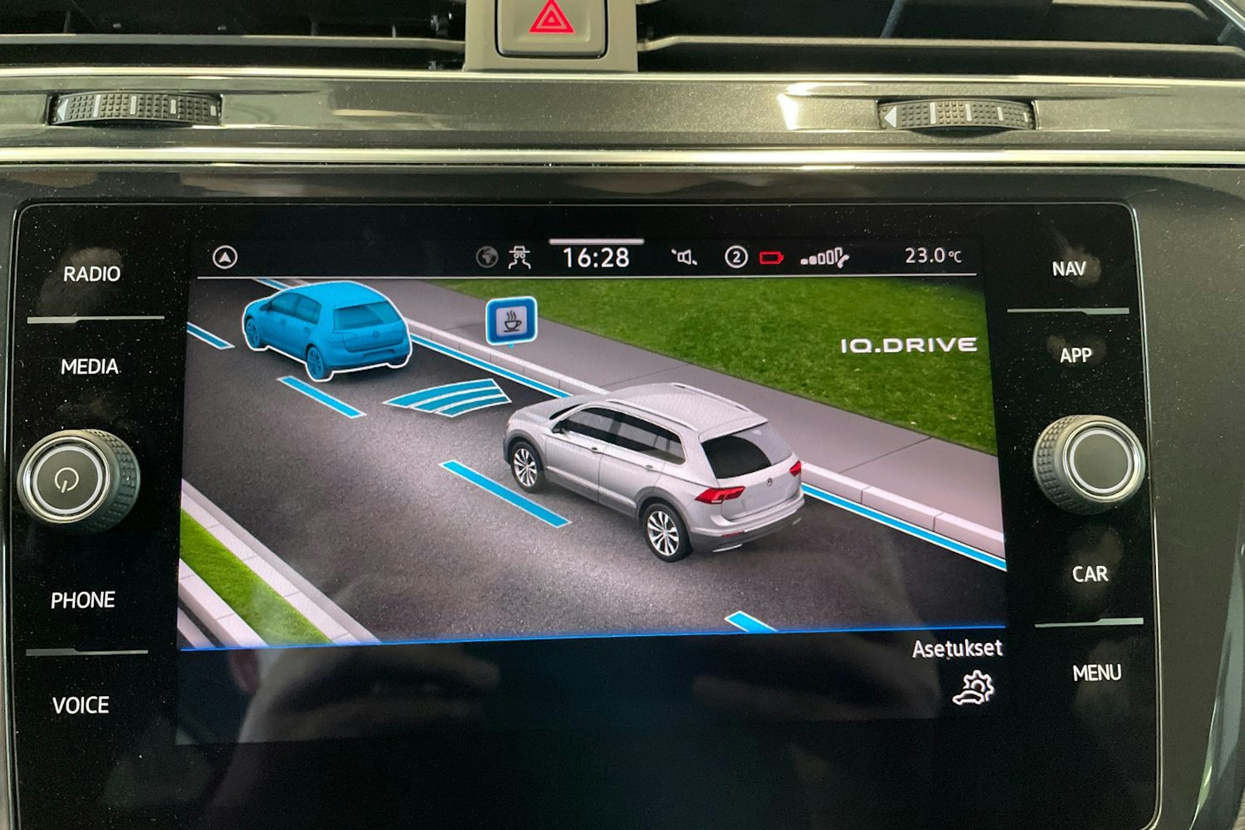sininen Volkswagen Tiguan 2021 kuva 26.